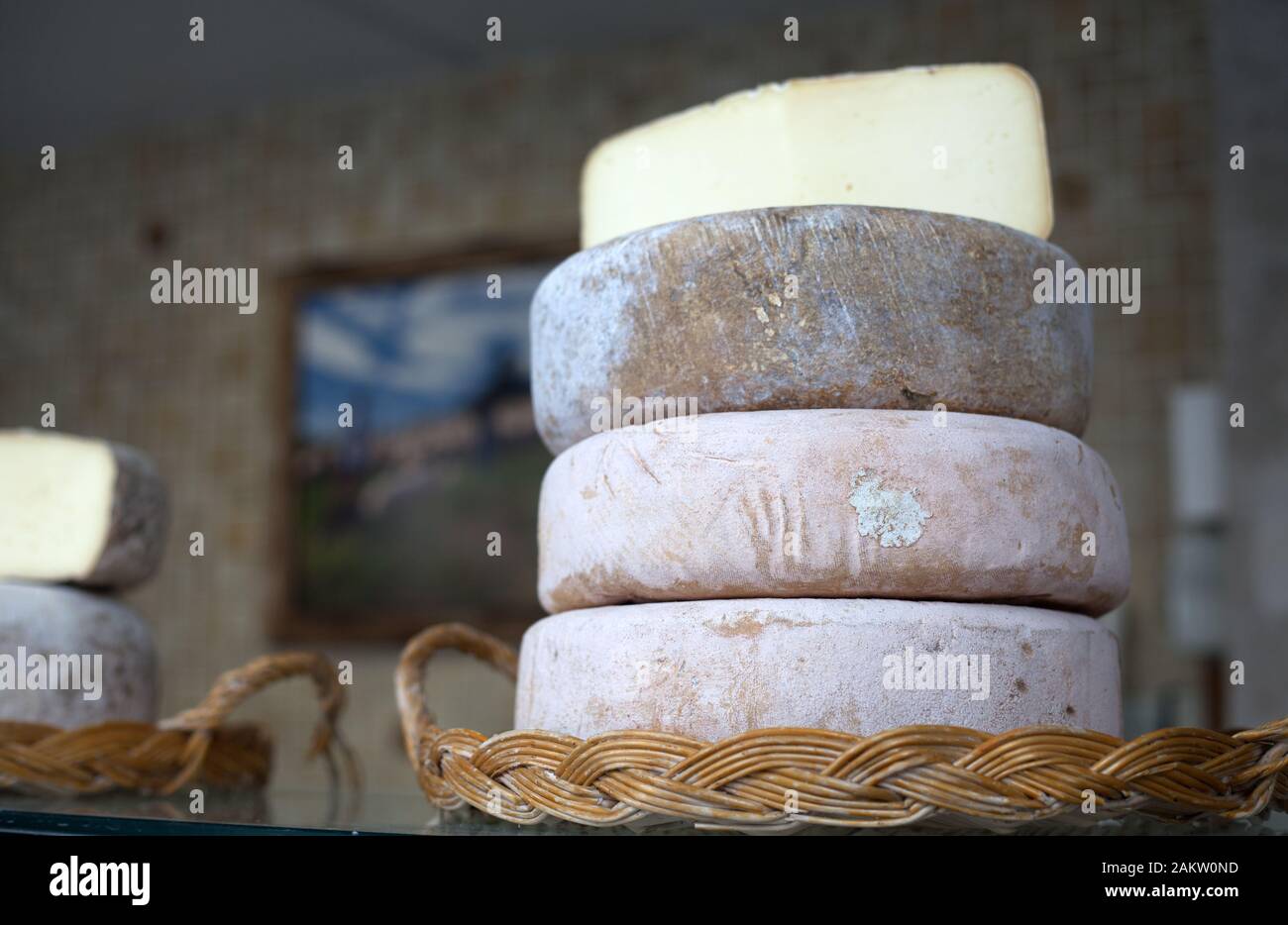 Köstlicher Pyrenäenkäse aus dem Kunsthandwerk auf dem Indoor-Markt von Nay, Pyrenäen-Atlantiques, Nouvelle Aquitanien, Frankreich Stockfoto