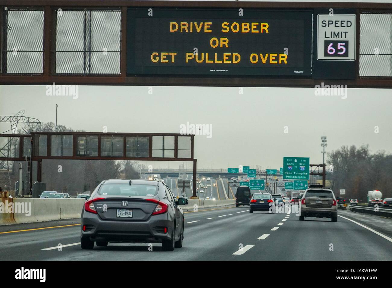 Bordentown, New Jersey - November 20219: Schild über eine mehrspurige  Autobahn, die sagt, Drive Sober oder Get Over. Es gibt auch eine  elektronische Drehzahl l Stockfotografie - Alamy