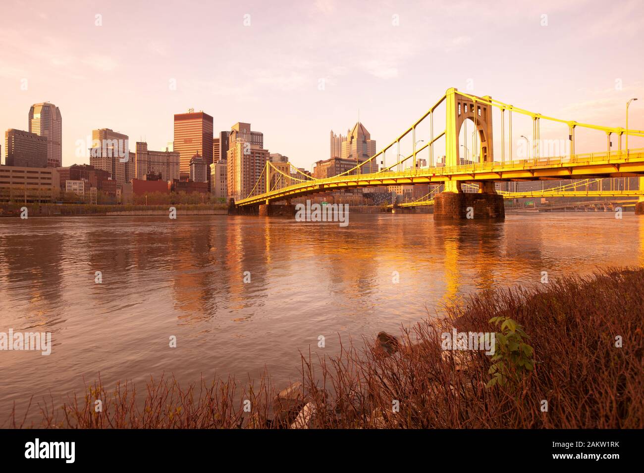 Skyline der Innenstadt mit Andy Warhol Brücke über den Allegheny River, Pittsburgh, Pennsylvania, USA Stockfoto