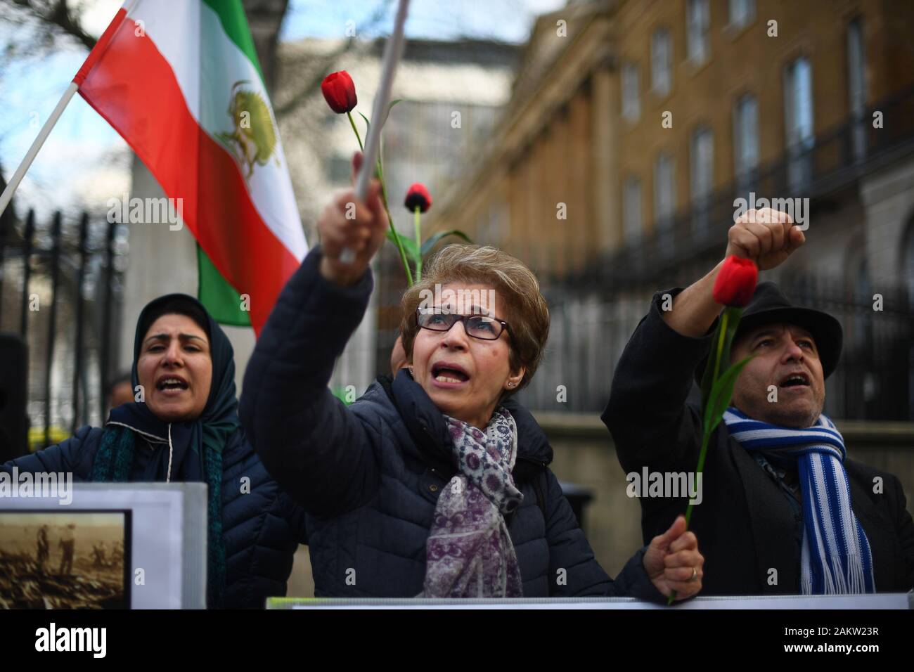 Die Teilnehmer einer Mahnwache von Der anglo-iranian Gemeinschaften in Großbritannien abgehalten und Förderer des Nationalen Widerstandsrates Irans (NWRI) in Whitehall, London, für die Fahrgäste der Ukraine International Airlines Flug, der nur wenige Minuten nach dem Start von Imam Khomeini International Airport in Teheran am Mittwoch, den Tod von 176 Menschen abgestürzt. Stockfoto