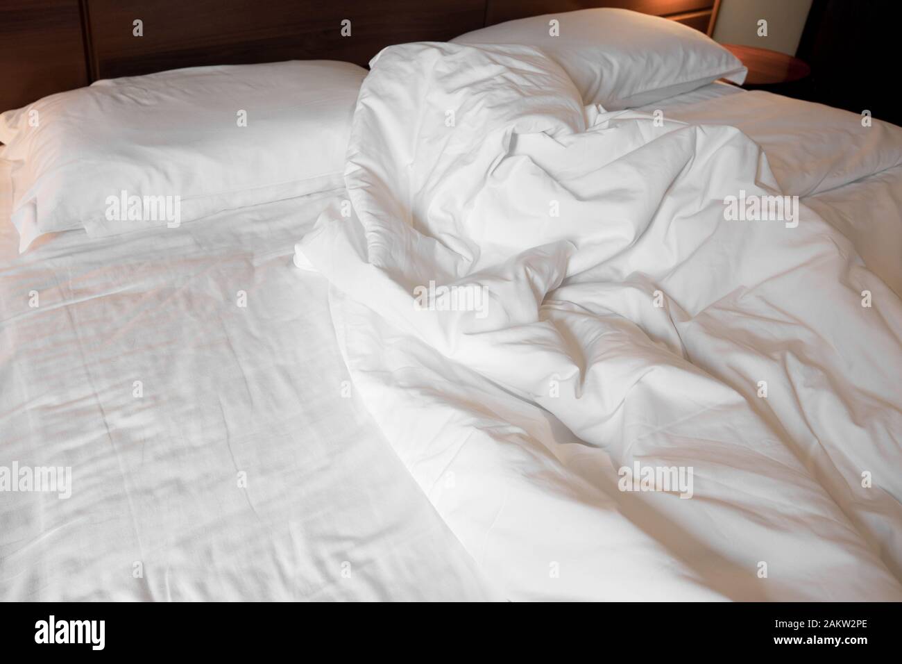 Ungemachten Bett in einem Hotelzimmer Stockfoto