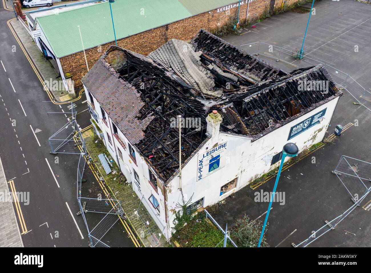 Luftbild über dem Kopf eines ausgebrannten Gebäudes im Herzen der Stadt Hanley, Stoke on Trent, ein Gebäude, das durch einen Brandanschlag zu Boden gebrannt wurde. Stockfoto