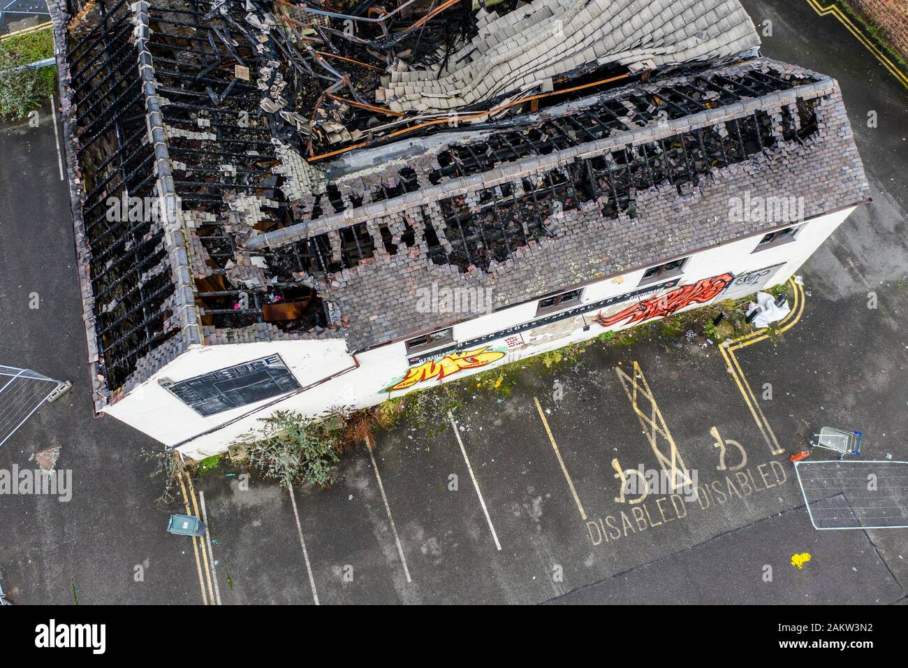 Luftbild über dem Kopf eines ausgebrannten Gebäudes im Herzen der Stadt Hanley, Stoke on Trent, ein Gebäude, das durch einen Brandanschlag zu Boden gebrannt wurde. Stockfoto