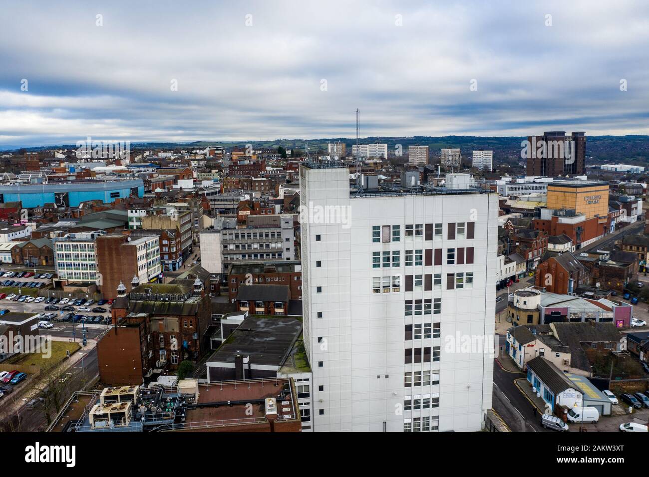 Mit Blick auf den Hauptort in den Töpfereien, Hanley, das Stadtzentrum mit Hochhäusern und einer schönen Stadtlandschaft, Stoke on Trent Stockfoto