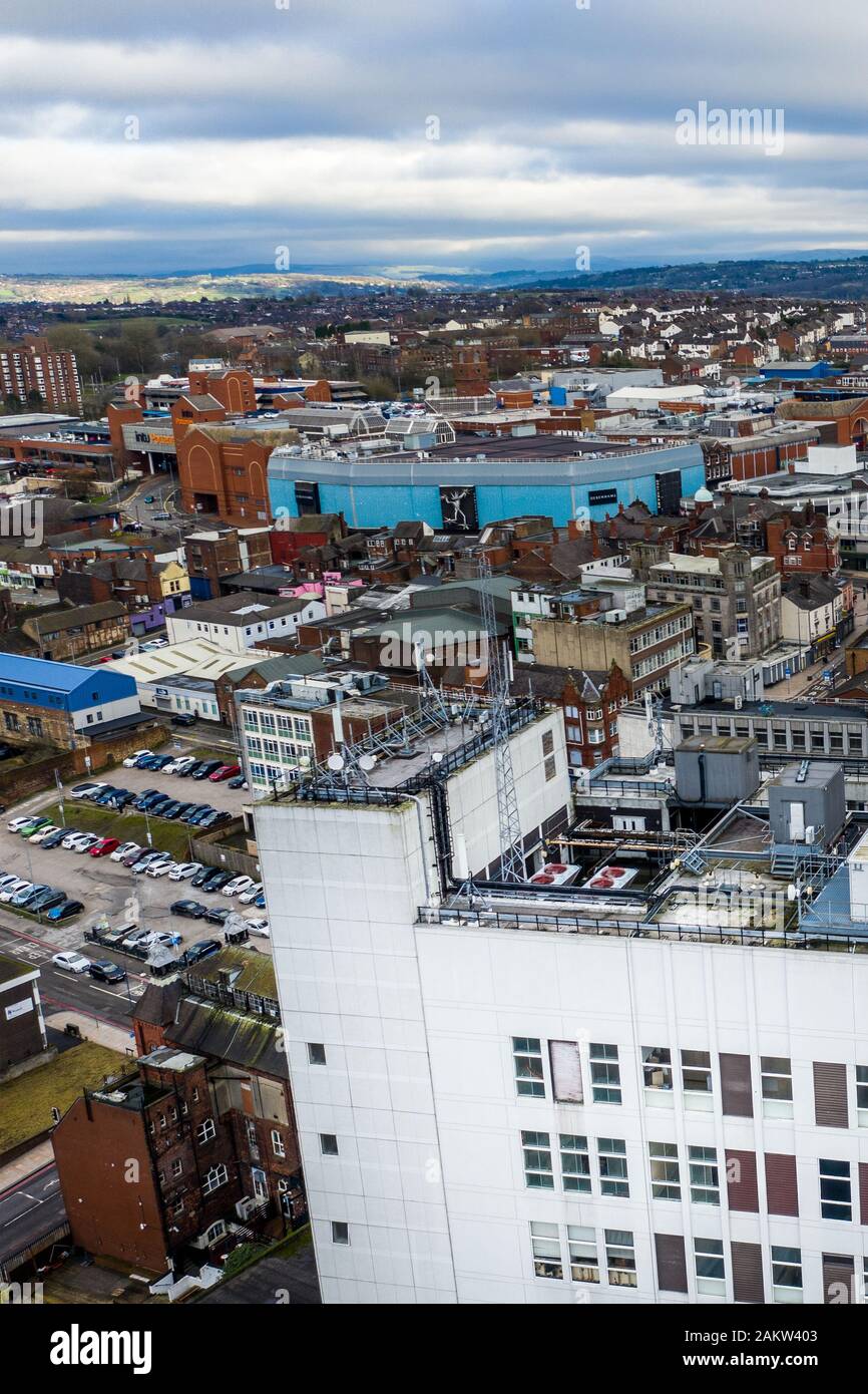 Mit Blick auf den Hauptort in den Töpfereien, Hanley, das Stadtzentrum mit Hochhäusern und einer schönen Stadtlandschaft, Stoke on Trent Stockfoto