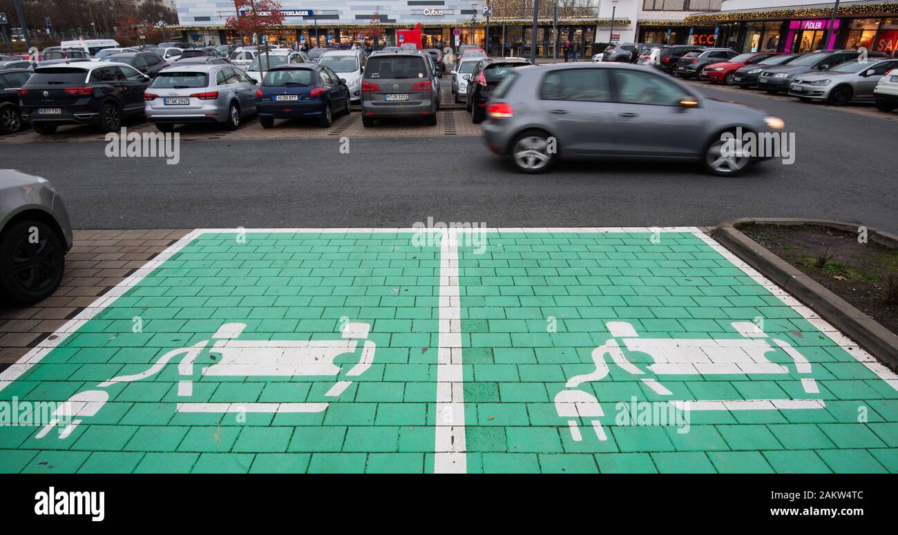 Laatzen, Deutschland. 10 Jan, 2020. Parkplätze mit Ladestation für  Elektroautos in der Region Hannover sind grün markiert. In Deutschland gibt  es erhebliche Fortschritte bei der Gründung Ladestationen für Elektroautos  -, aber es