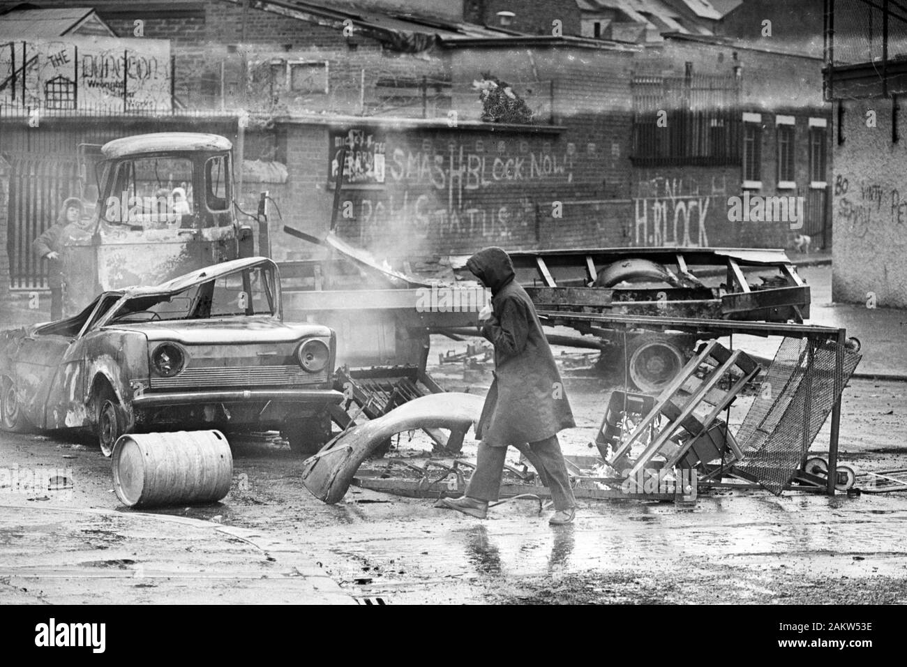 Ausgebrannte Fahrzeuge Wurf die Straßen der Falls Road in Belfast - die Folgen der Gewalt, die im Anschluss an die News, dass IRA Hungerstreik MP starb Bobby Sands war ausgebrochen. Stockfoto