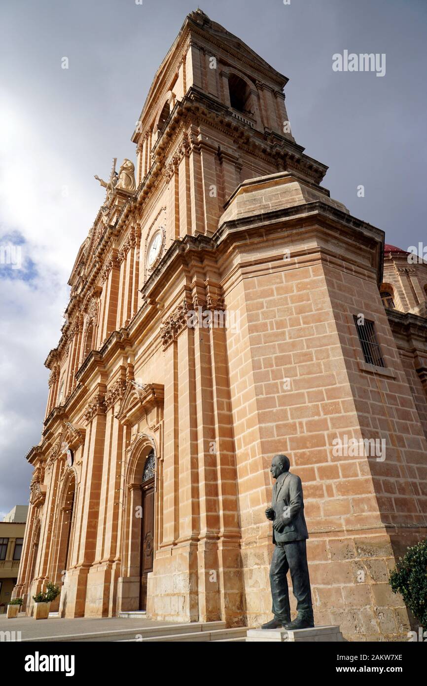Das war das politische Hotel Carm Lino Spiteri vor der Pfarrkirche Maria Geburt, Mellieha, Malta Stockfoto