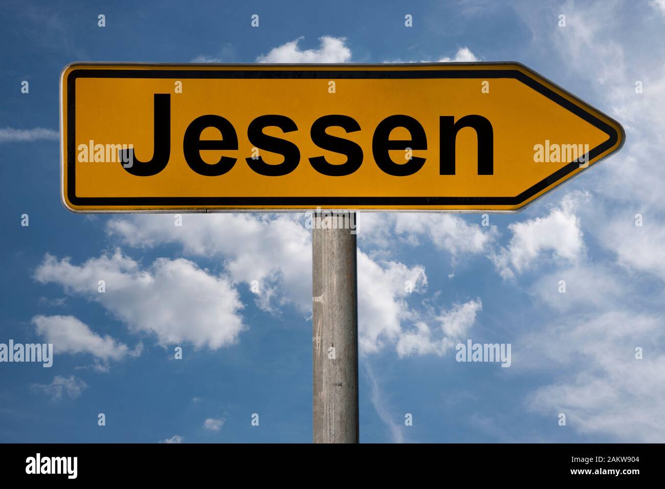 Detail Foto von einem Wegweiser mit der Aufschrift Jessen, Sachsen-Anhalt, Deutschland, Europa Stockfoto