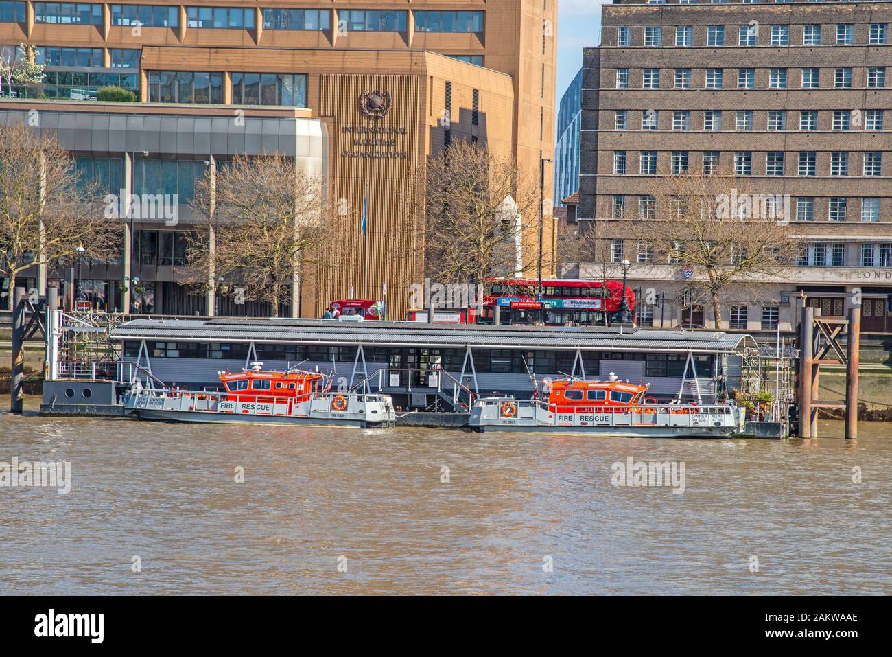 LONDON, Großbritannien - 24 MAR 2019: Londoner Feuerwehr, Lambeth Fluss Feuerwehrhaus ist auf Albert Embankment, Lambeth entfernt. Stockfoto