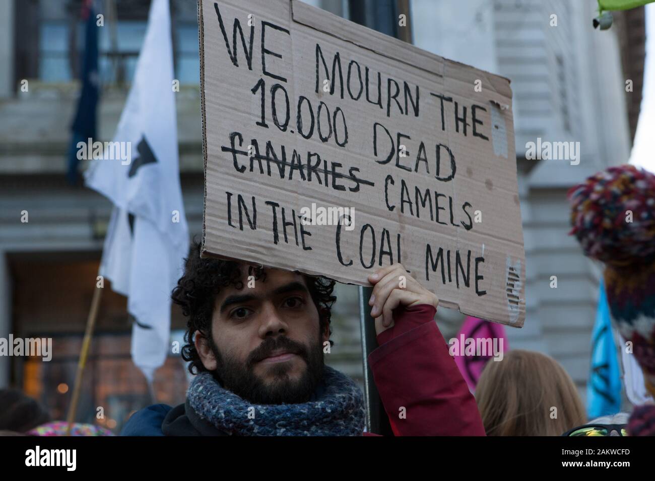 London, UK, Freitag, 10. Jan 2020: Aussterben Rebellion Demonstranten außerhalb des Australischen hohe Kommission auf der Faser in London, verlangen mehr Aktion von der Australischen Regierung und Premierminister Scott Morrison, um den Klimawandel zu verringern und die Berufsfeuerwehr die Buschfeuer derzeit wütet die Australische Landschaft zu bekämpfen. Kredit Anna Watson/Alamy leben Nachrichten Stockfoto