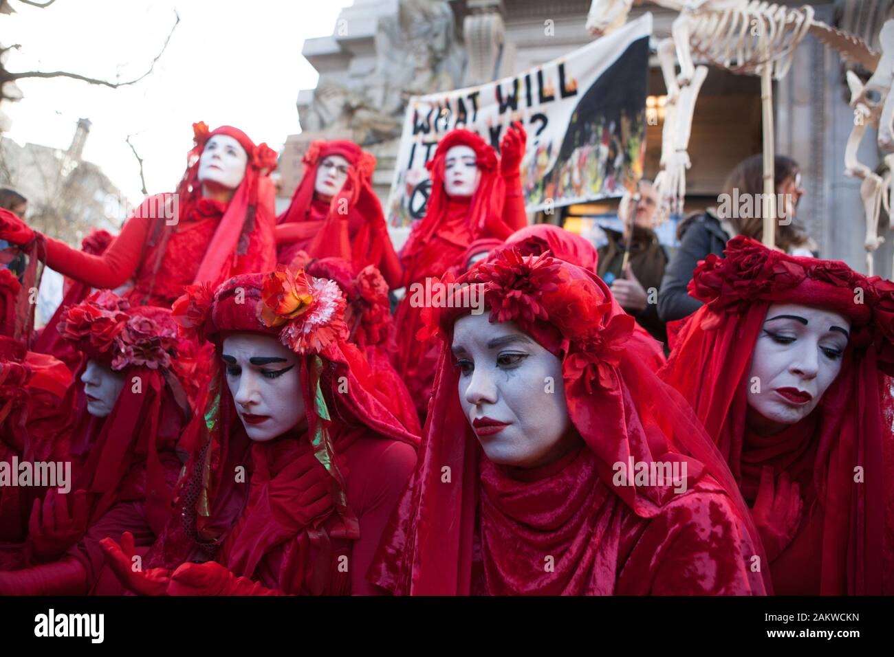 London, UK, Freitag, 10. Jan 2020: Aussterben Rebellion Demonstranten außerhalb des Australischen hohe Kommission auf der Faser in London, verlangen mehr Aktion von der Australischen Regierung und Premierminister Scott Morrison, um den Klimawandel zu verringern und die Berufsfeuerwehr die Buschfeuer derzeit wütet die Australische Landschaft zu bekämpfen. Kredit Anna Watson/Alamy leben Nachrichten Stockfoto