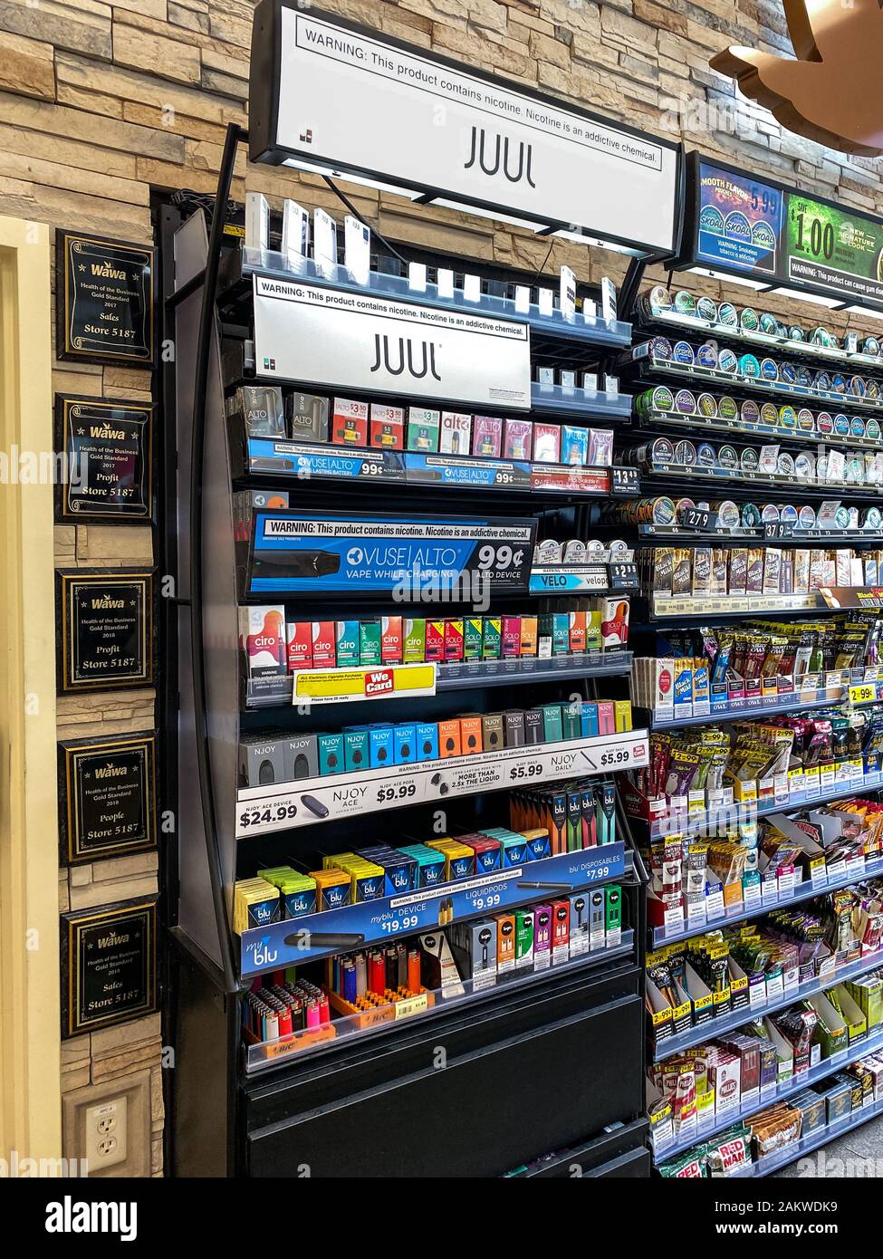 elfbar elfa kaufen Orlando, FL/USA-12/27/19: Öko-Paletten der Marke Juul in einem Fall in  einem Wawa Tankstellen-Convenience Store Stockfotografie