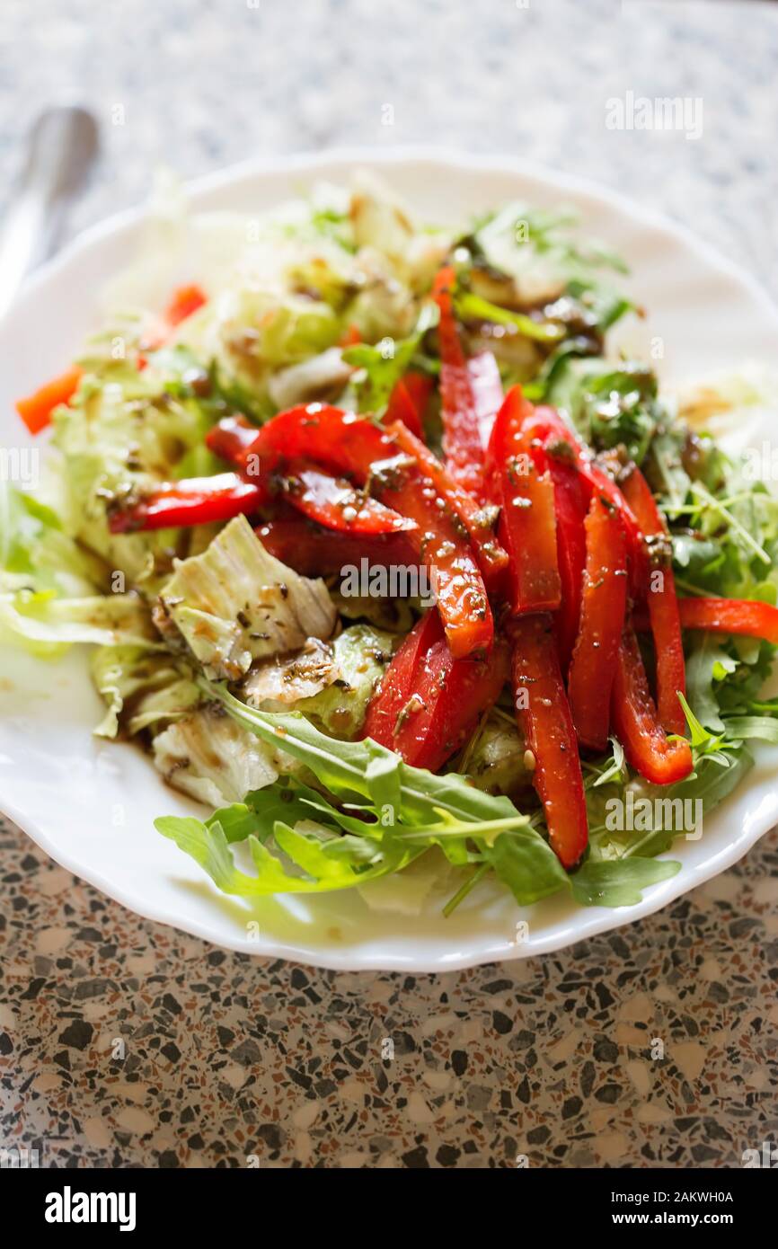 Rucola Blätter, Salat mit rotem Pfeffer in Scheiben geschnitten Stockfoto