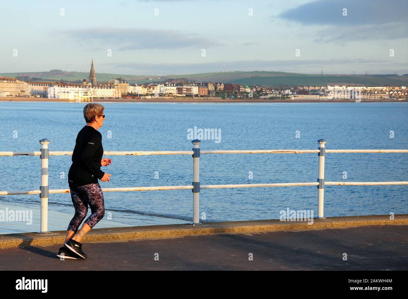 Weymouth. 10. Januar 2020. UK Wetter. Menschen werden immer früh auf, die die meisten von einem trockenen Tag in Weymouth. Kredite in Anspruch zu nehmen: stuart Hartmut Ost/Alamy leben Nachrichten Stockfoto