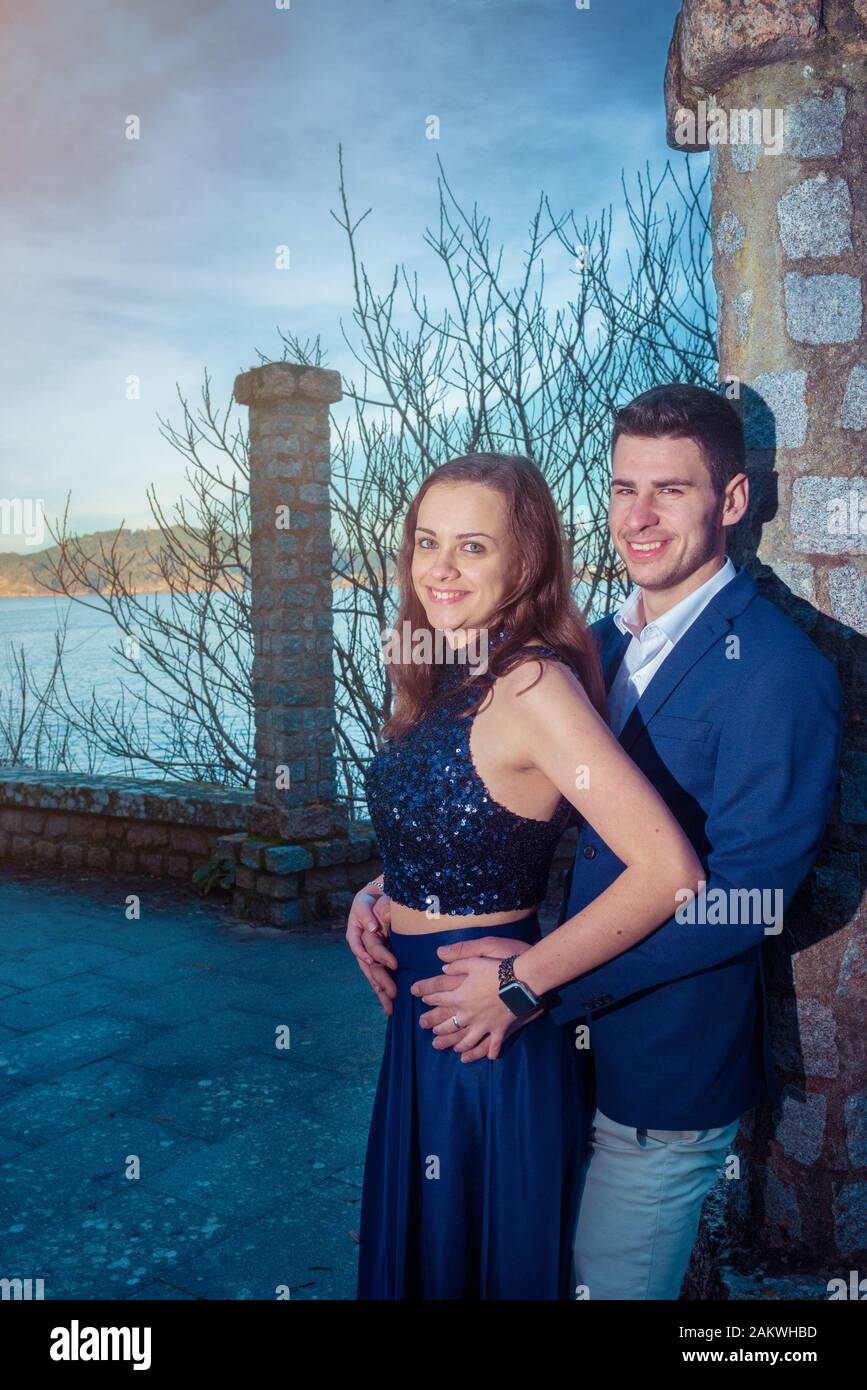 Hochzeitsfoto eines jungen Paares in Baiona, Galicien, Spanien Stockfoto