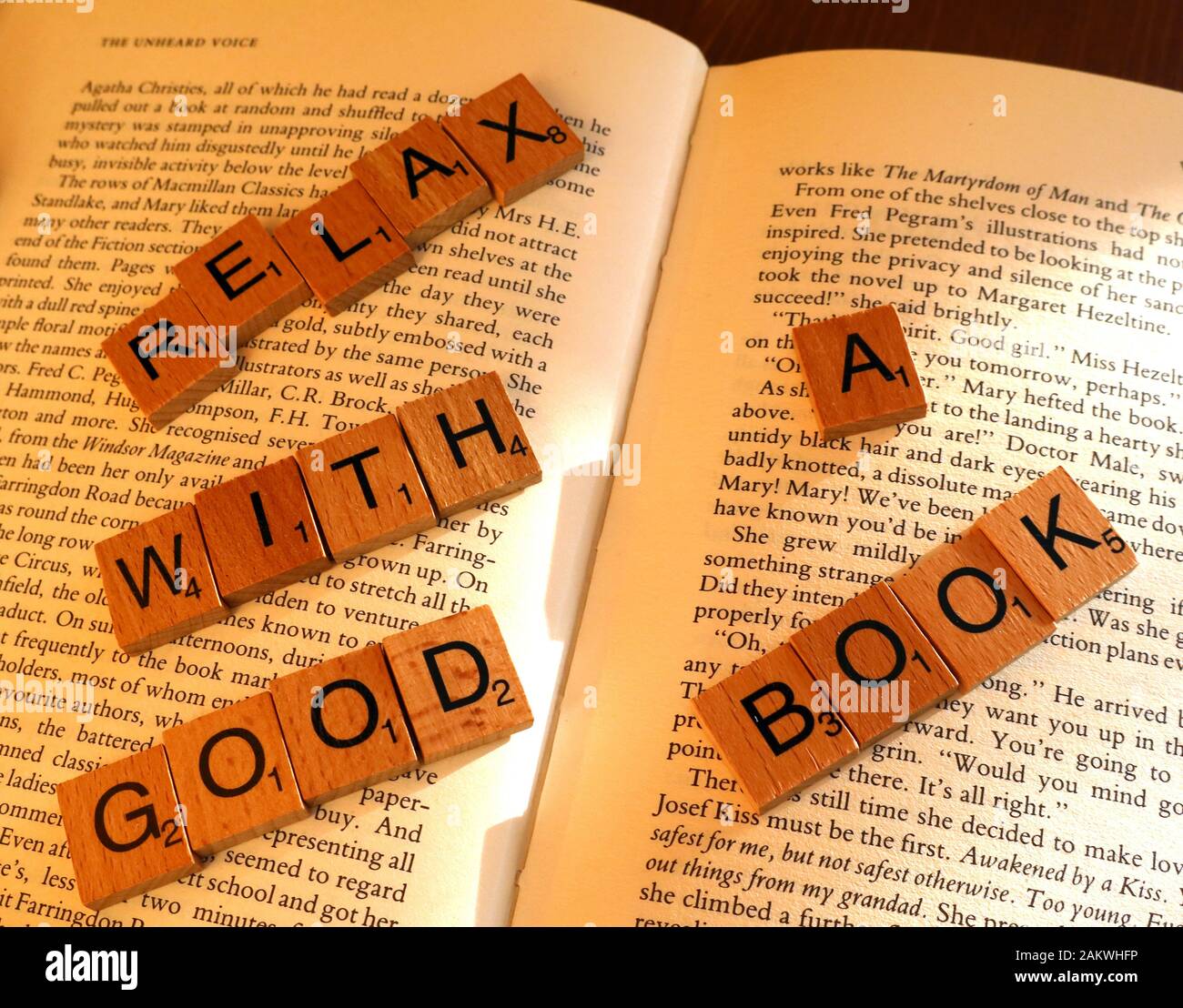 Entspannen Sie sich mit einem guten Buch, einer Leseförderung und physischen Büchern Stockfoto