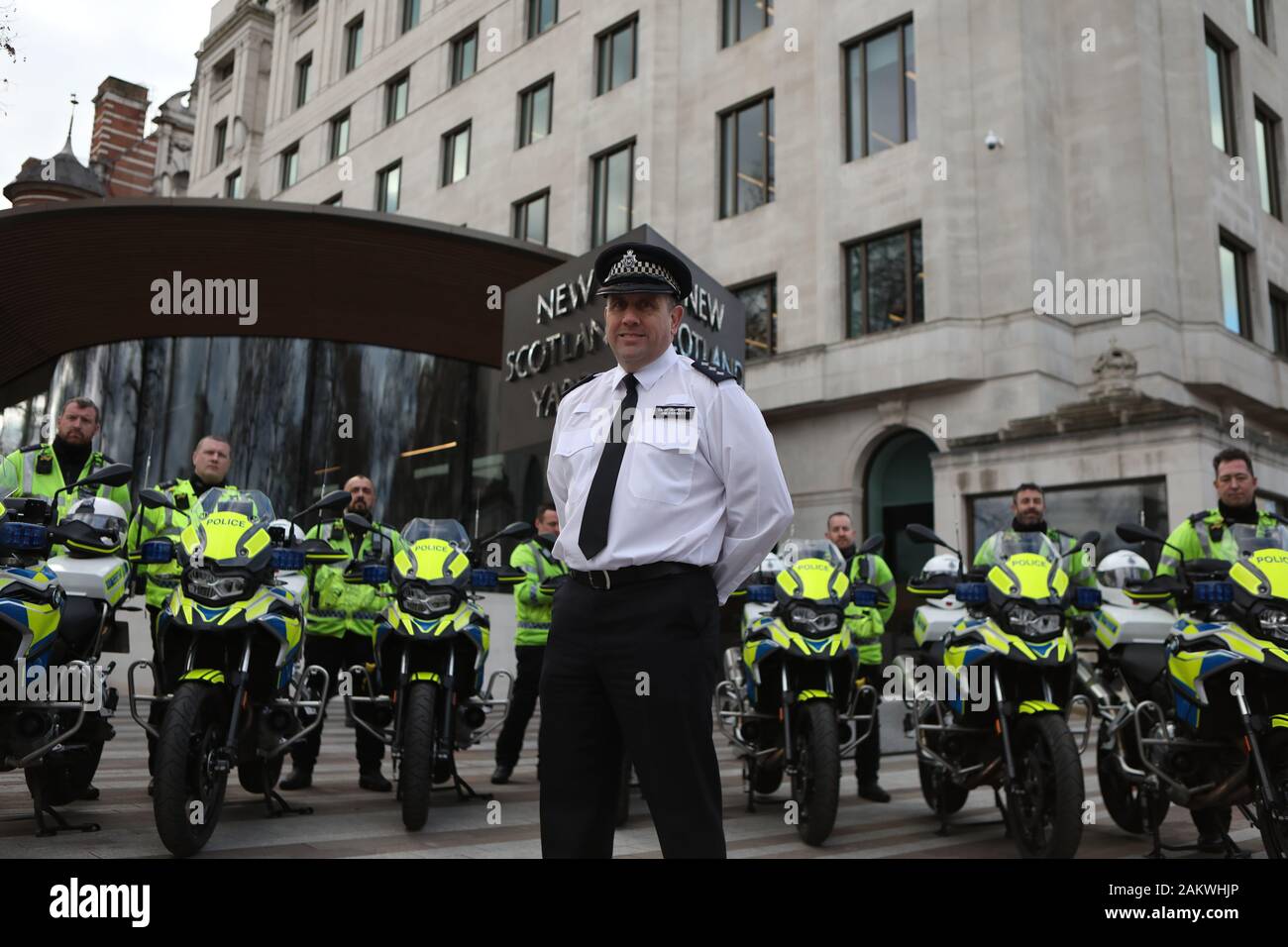 Chief Inspector Jim Corbett und andere Polizisten aus der Metropolitan Police stehen hinter der neue Motorräder, die für Ihre Task Force bei New Scotland Yard, London erworben wurden. Stockfoto