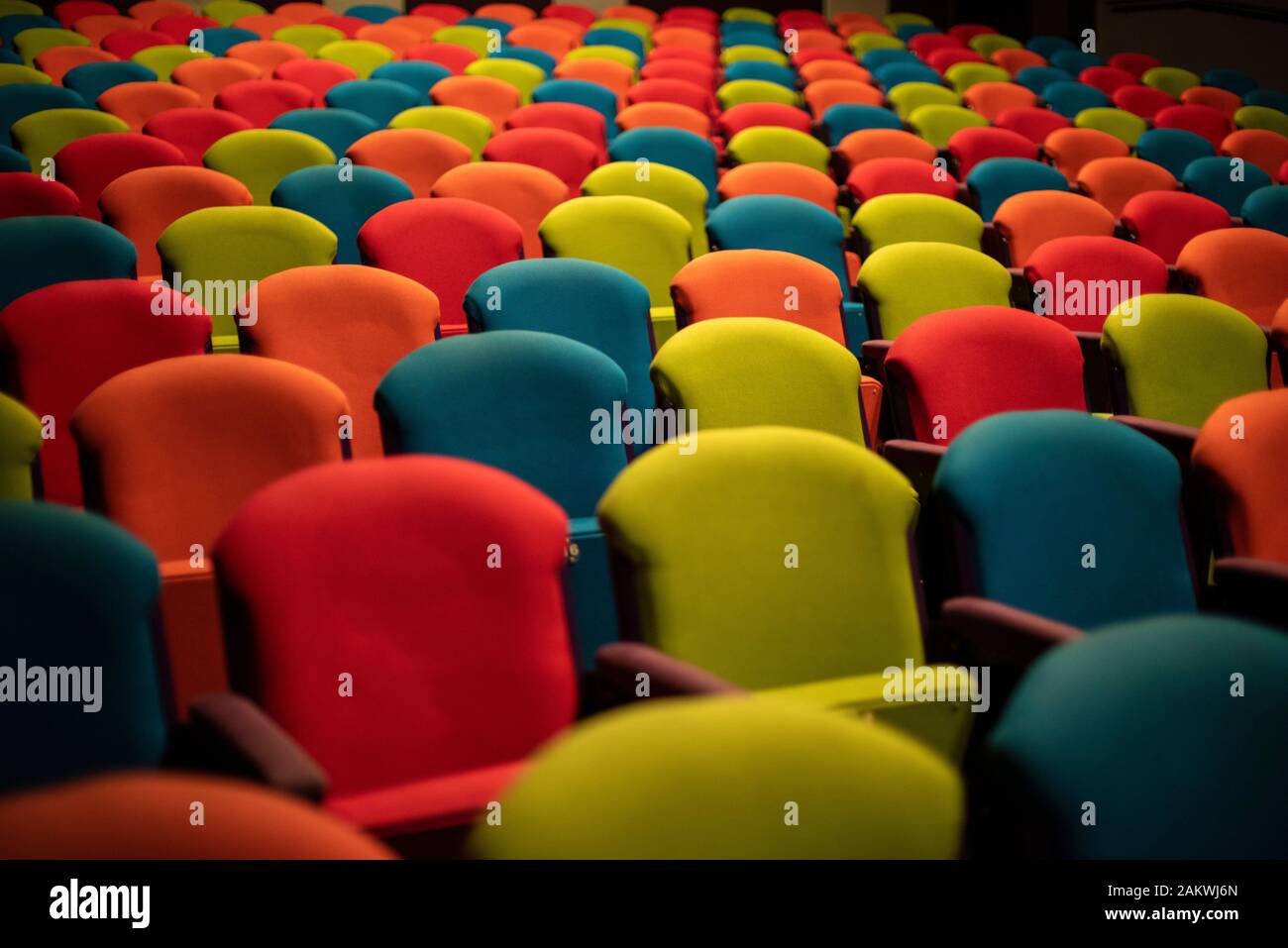 Auswahl an leeren, farbenfrohen Sitzplätzen im Auditorium Stockfoto