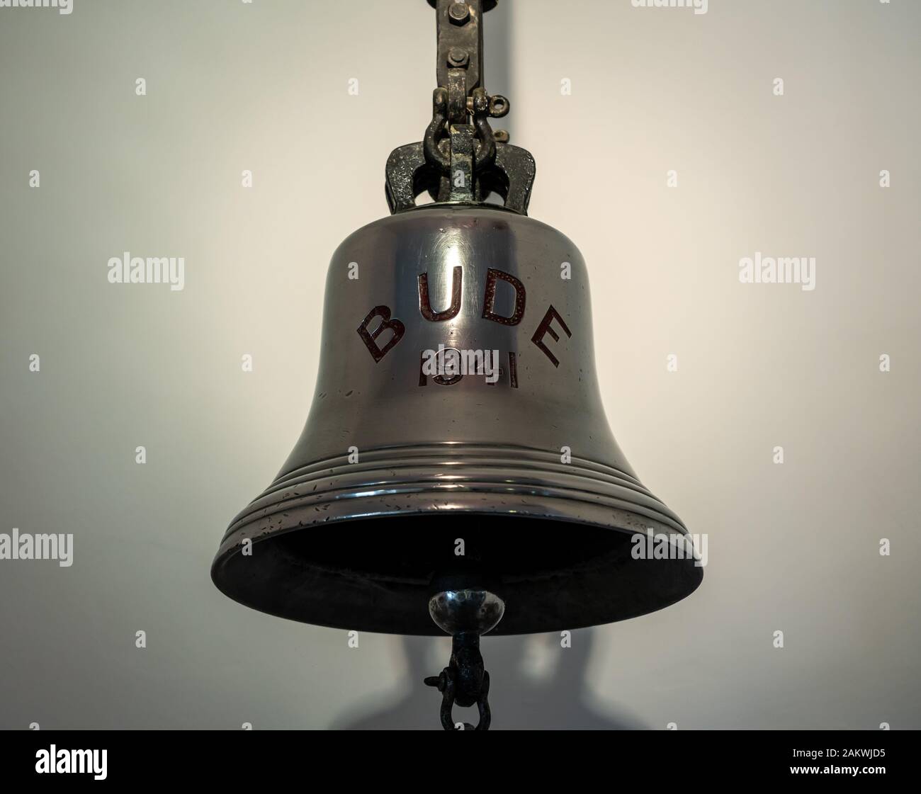 Bude, Großbritannien - 1. Oktober 2019: Schiffsglocke aus der HMS Bude Minesweeper benannt nach der cornish Badeort Stockfoto