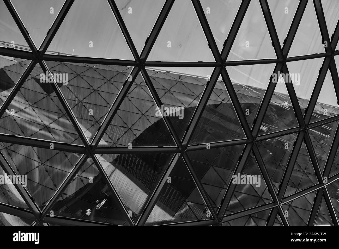 Frankfurt, 30. Dezember 2019: Geschwungenes Glasdach nach innen im Frankfurter Einkaufszentrum myzeil, abstrakte moderne Architektur in Th Stockfoto