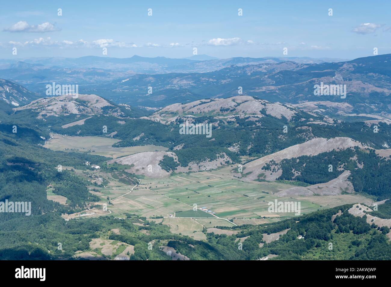 Luftaufnahme aus einem kleinen Flugzeug der grünen Mandrano-Hochebene, in hellem Sommerlicht aus Richtung Westen, Salerno, Kampanien, Italien Stockfoto