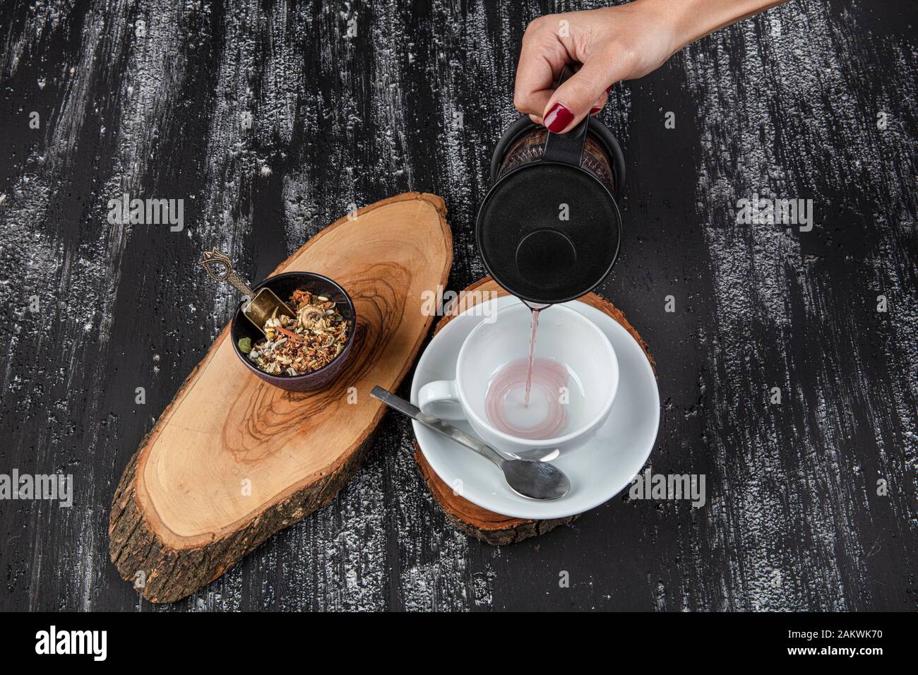 Kräutermischung Tee und gesundes Getränk. Gemischter Wintertee. Auswahl an Kräutertee in einer Glastee- und Tassen. Konzept für gesunde Getränke. Kopierbereich. Stockfoto