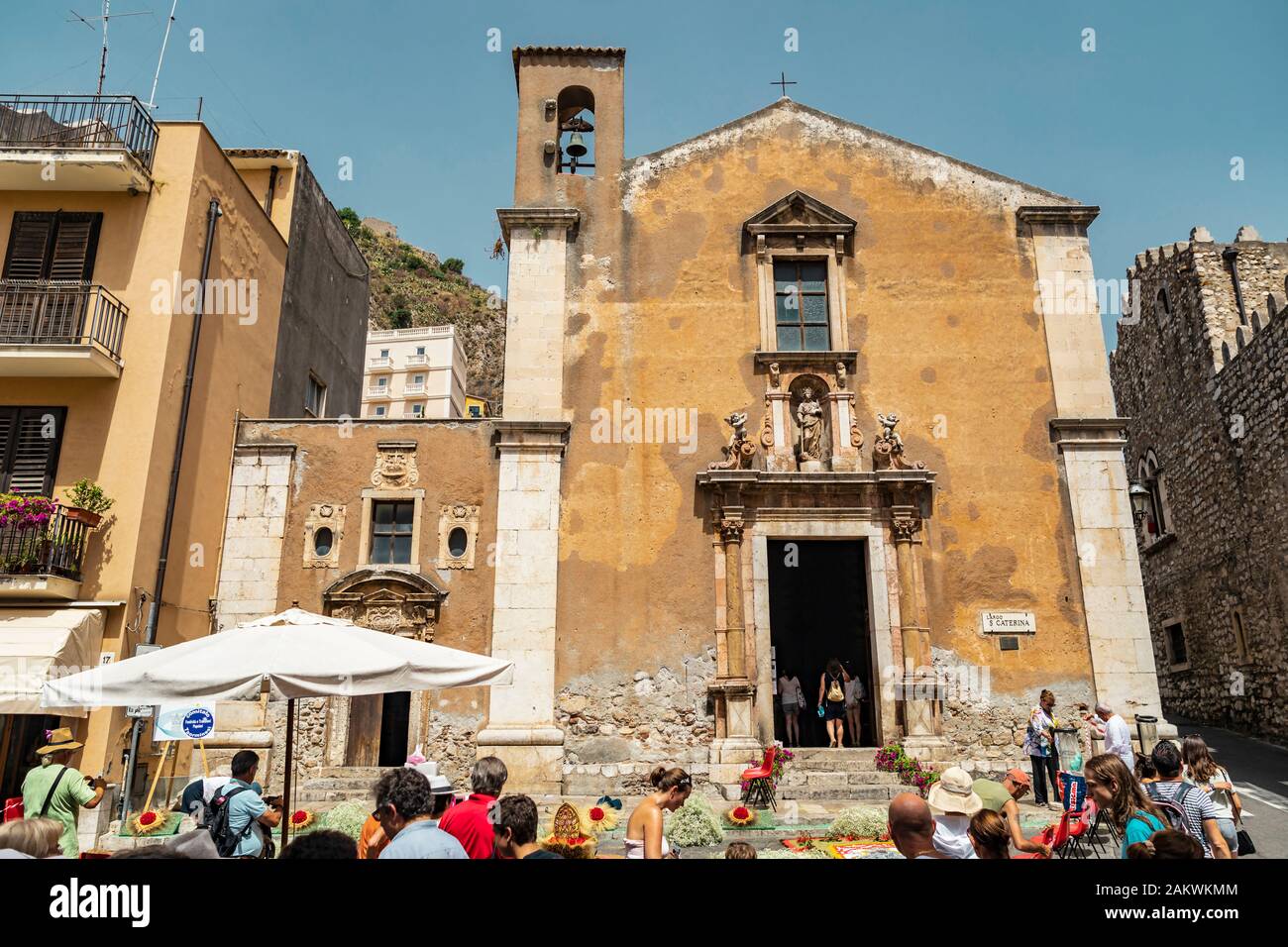 Taormina-Sizilien, Italien - 9. Juli 2019: Außenansicht der Kirche der Heiligen Katharina von Alexandrien in der Altstadt Stockfoto