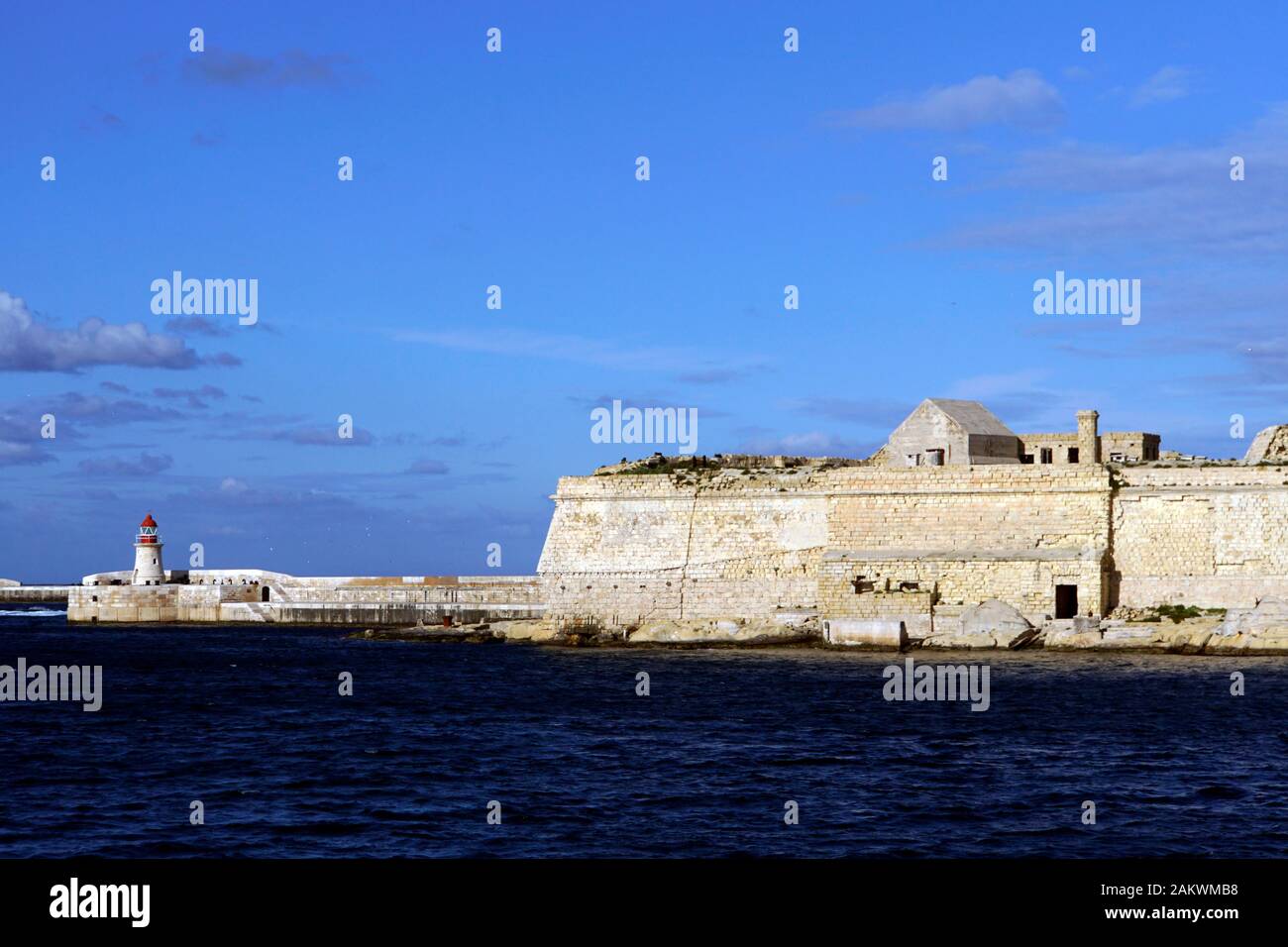 Hafenrundfahrt durch den Grand Harbour - Fort Ricasoli mit Leuchtturm an der Hafeneinfahrt, Kalkara, Malta Stockfoto