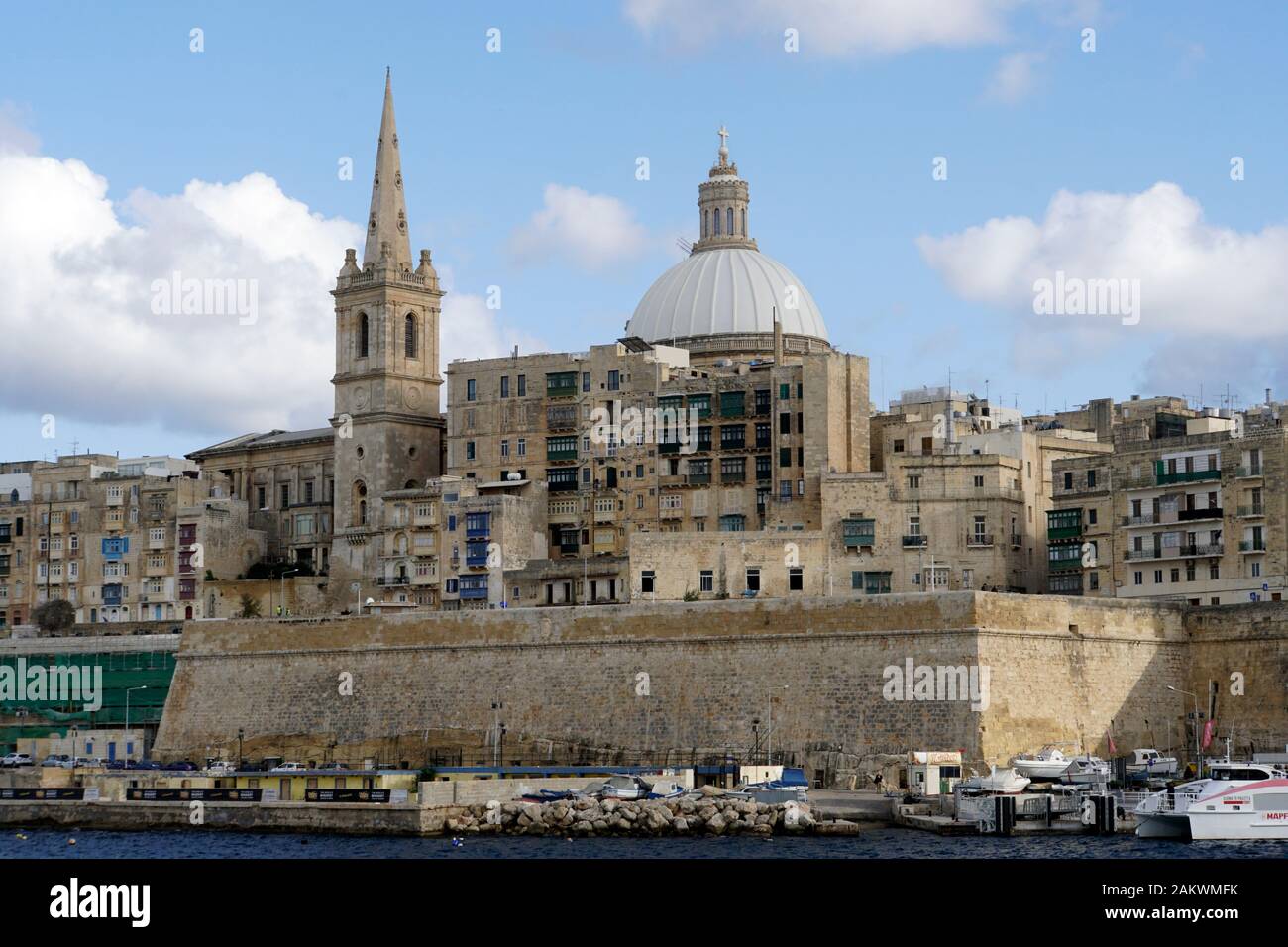 Hafenrundfahrt durch den Grand Harbour - Karmelitenkirche und anglikanische Prokathedale St. Paul, Valletta, Malta Stockfoto