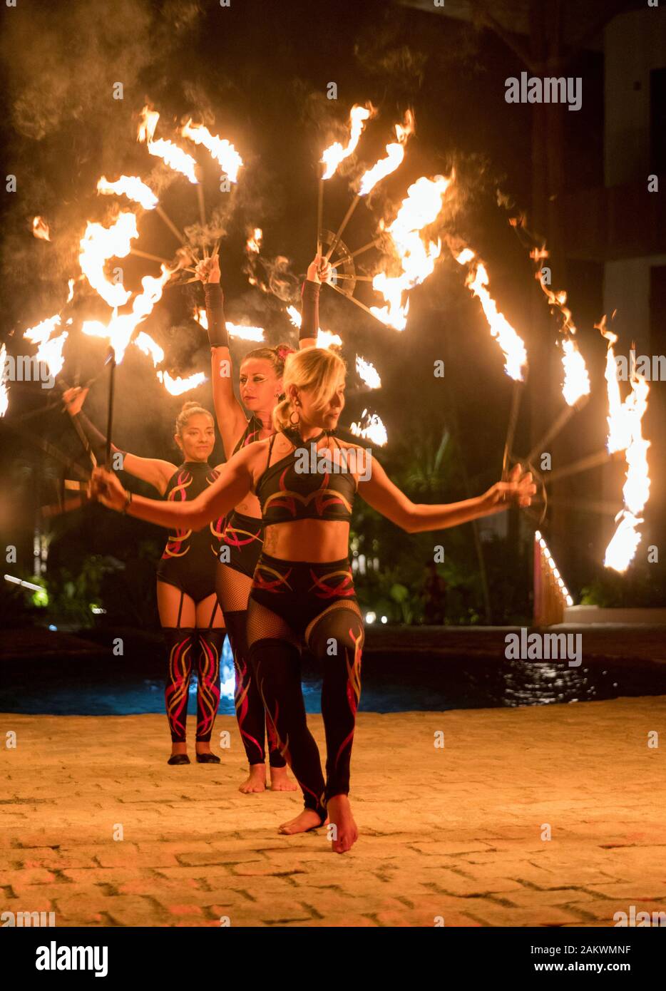 Mexiko, Nayarit Nuevo Vallarta, Gruppe von Performern mit Fackeln in einem Resort Stockfoto