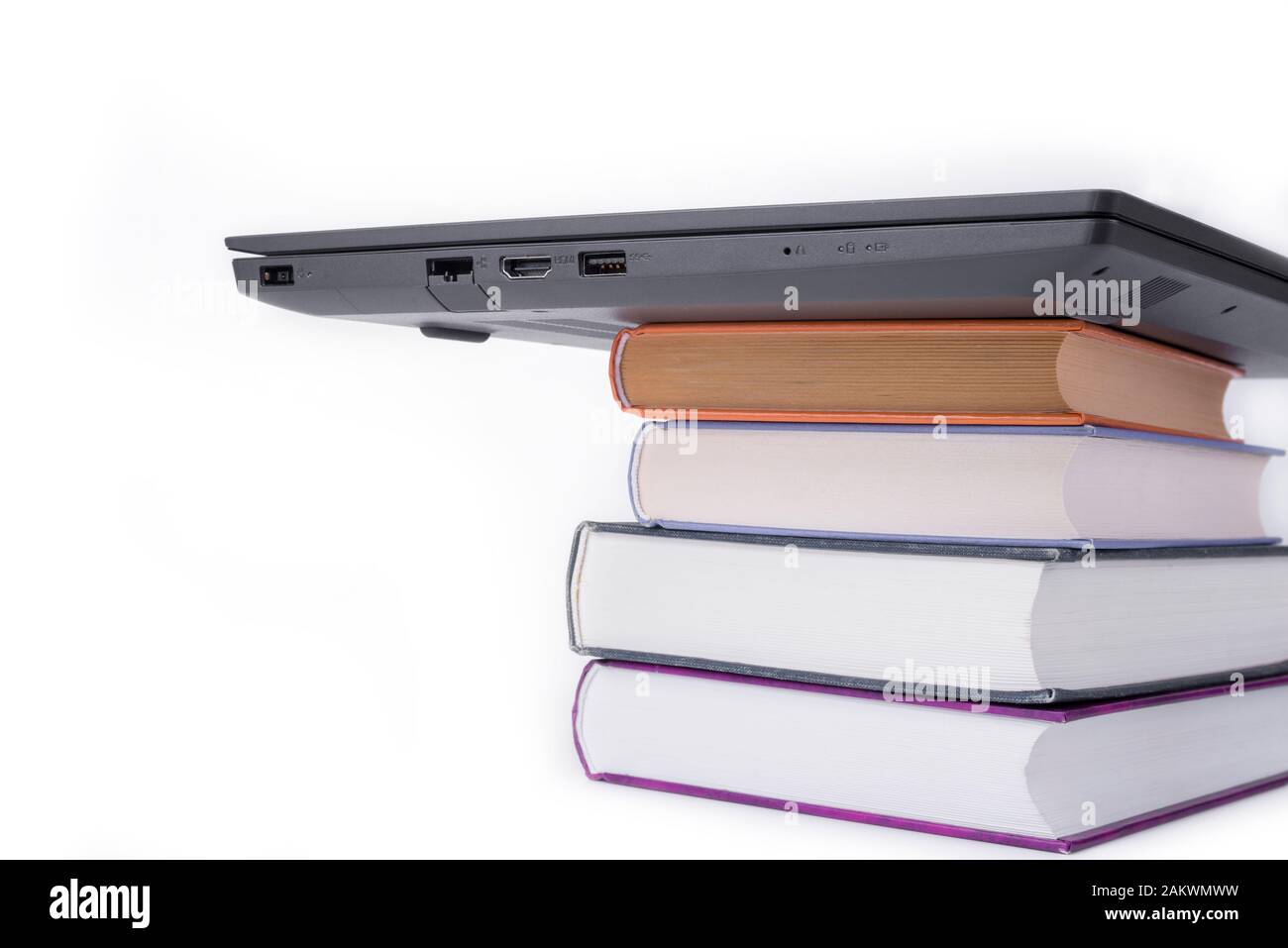Modernes schlankes Notebook auf einem Stapel Bücher Stockfoto