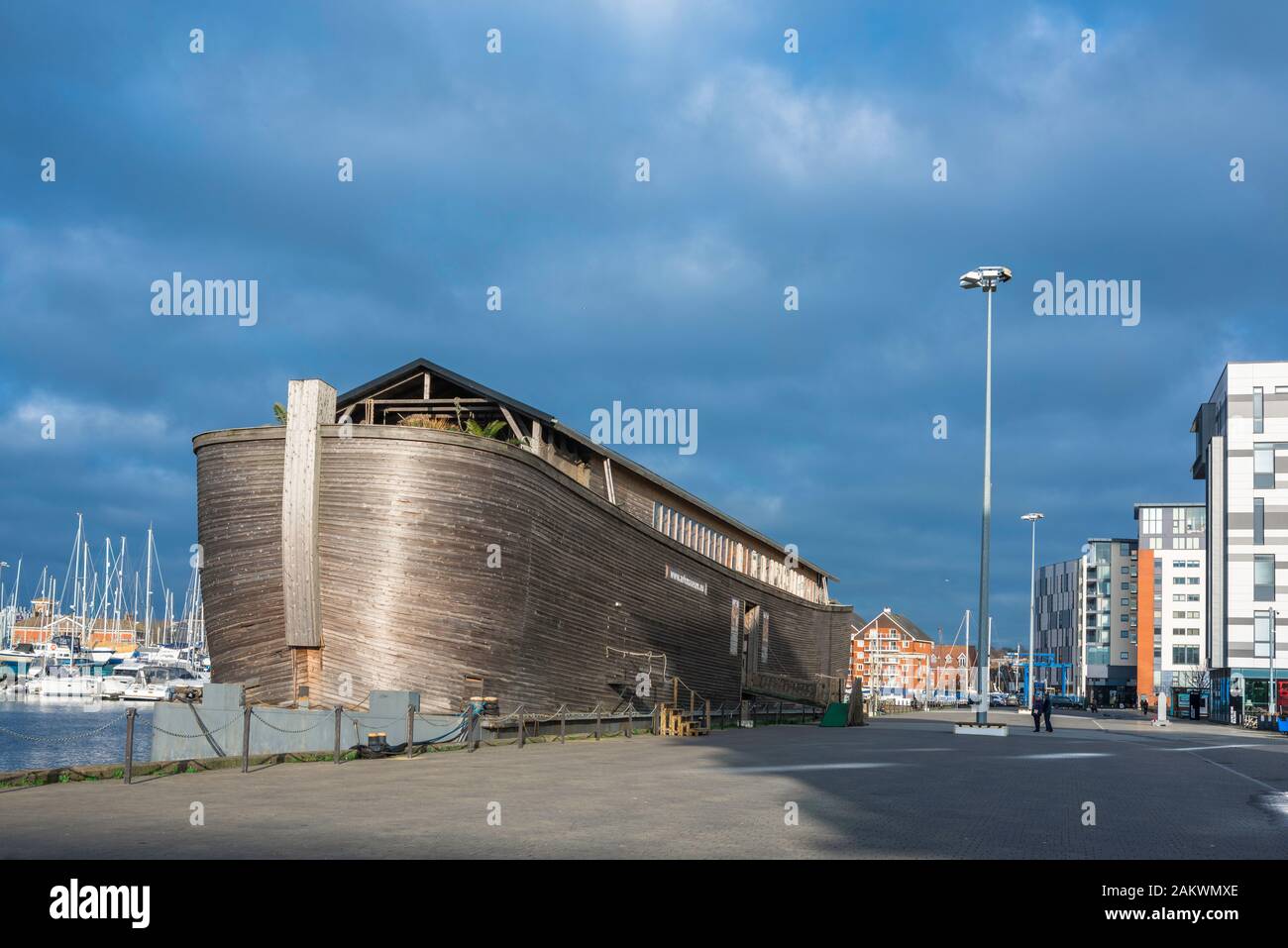 Lade Museum, mit Blick auf die verhalen Arche, eine schwimmende biblischen Museum erstellt von Sir Aad Peters, festgemacht an Orwell Quay in Ipswich, Suffolk, England, Großbritannien Stockfoto