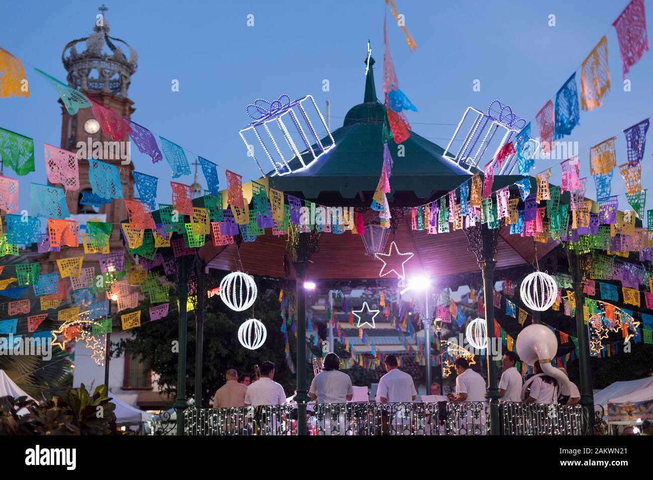 Mexiko, Puerto Vallarta, Jalisco, musikpavillon für ein Festival mit Band und Personen eingerichtet Stockfoto