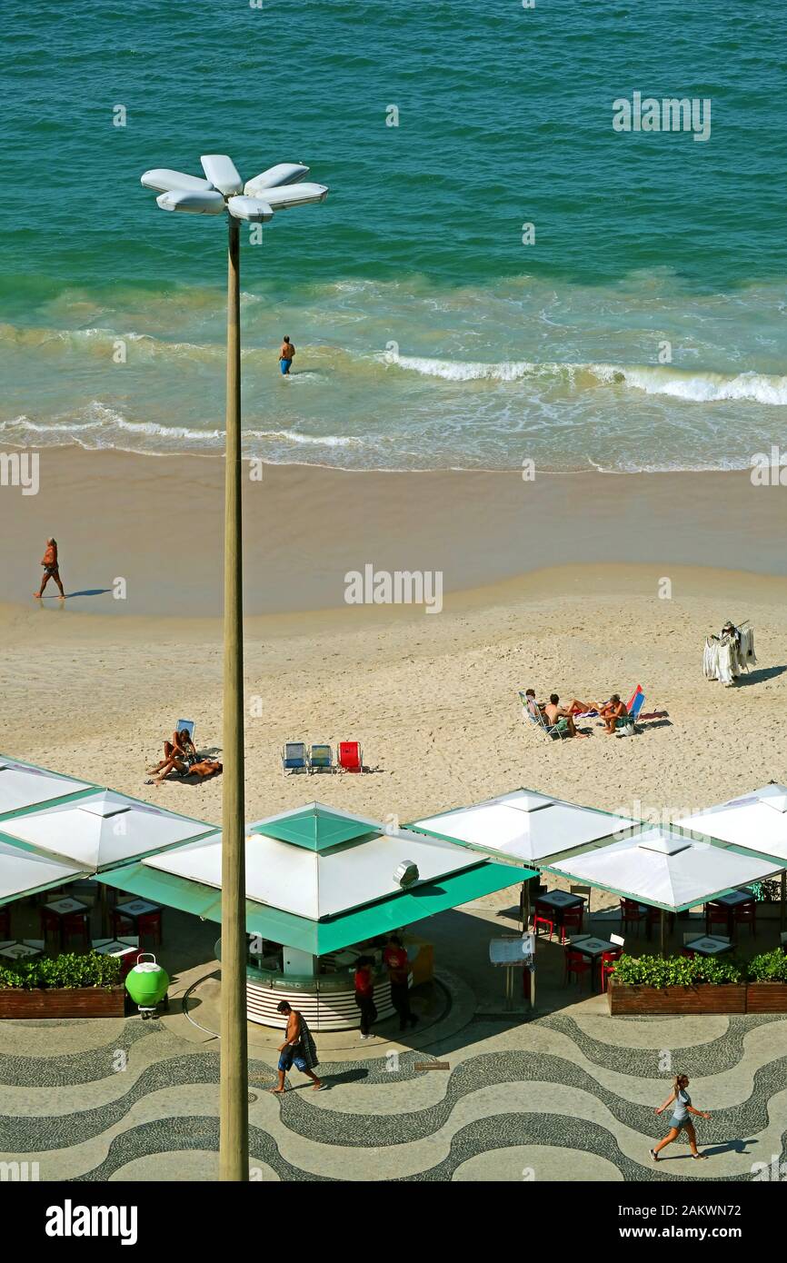 Luftbild der Menschen genießen die Aktivitäten am Strand Copacabana in Rio de Janeiro, Brasilien Stockfoto