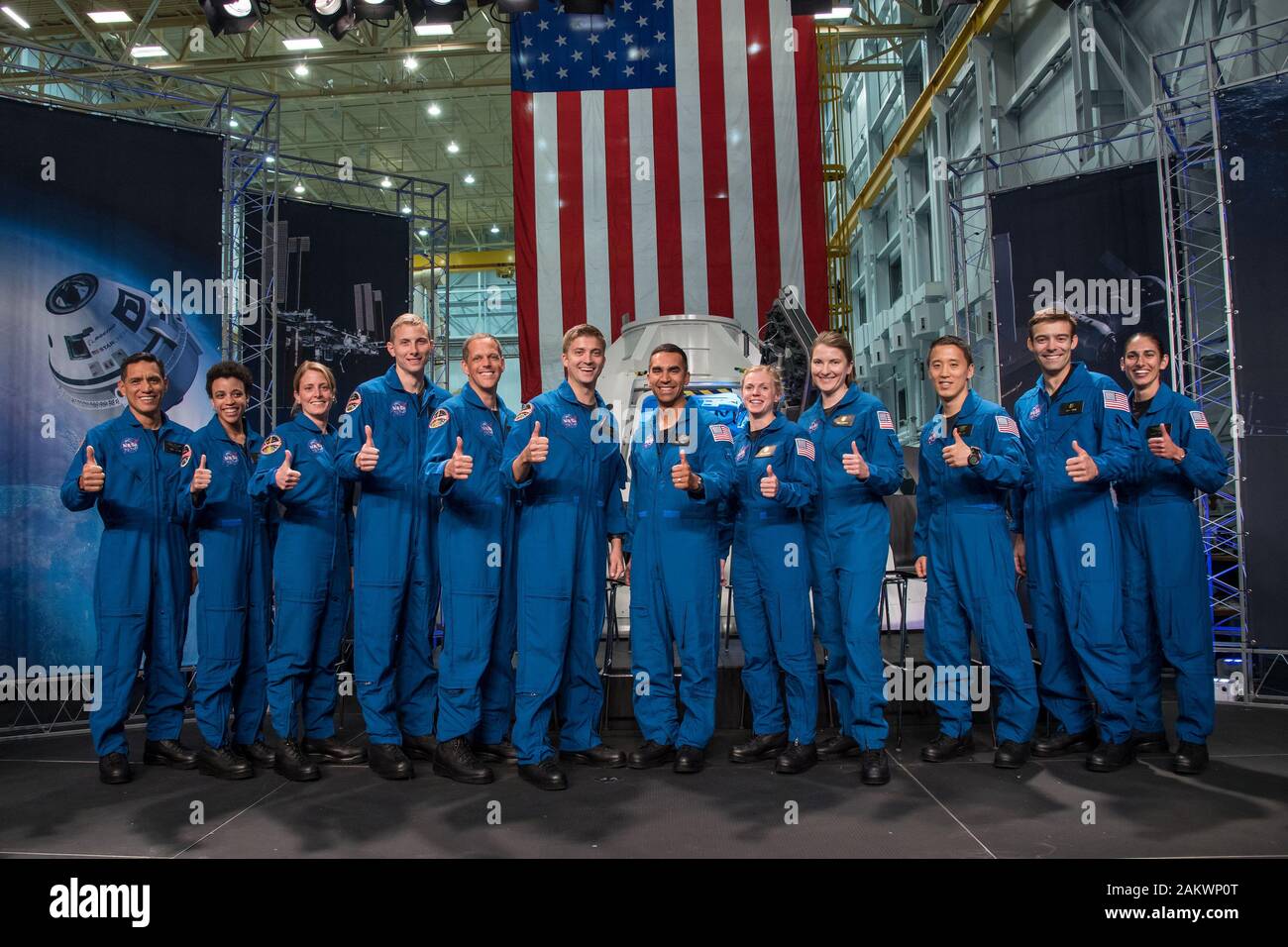 NASA-Astronaut eingeführt 12 neue Kandidaten (von links) Francisco Rubio, Jessica Watkins, Loral O'Hara, Warren Hoburg, Robert Hines, Mathew Dominick, Raja Chari, Zena Cardman, Kayla Barron, Jonathan Kim, Robb Kulin und Jasmin Moghbeli, am Johnson Space Center der NASA in Houston, Texas am 7. Juni 2018. Die NASA ist die Ehrung der ersten Klasse von Astronauten Kandidaten zu Absolvent unter der Artemis-Programm am 10. Januar 2019, bei der Agentur Johnson Space Center in Houston. Stockfoto