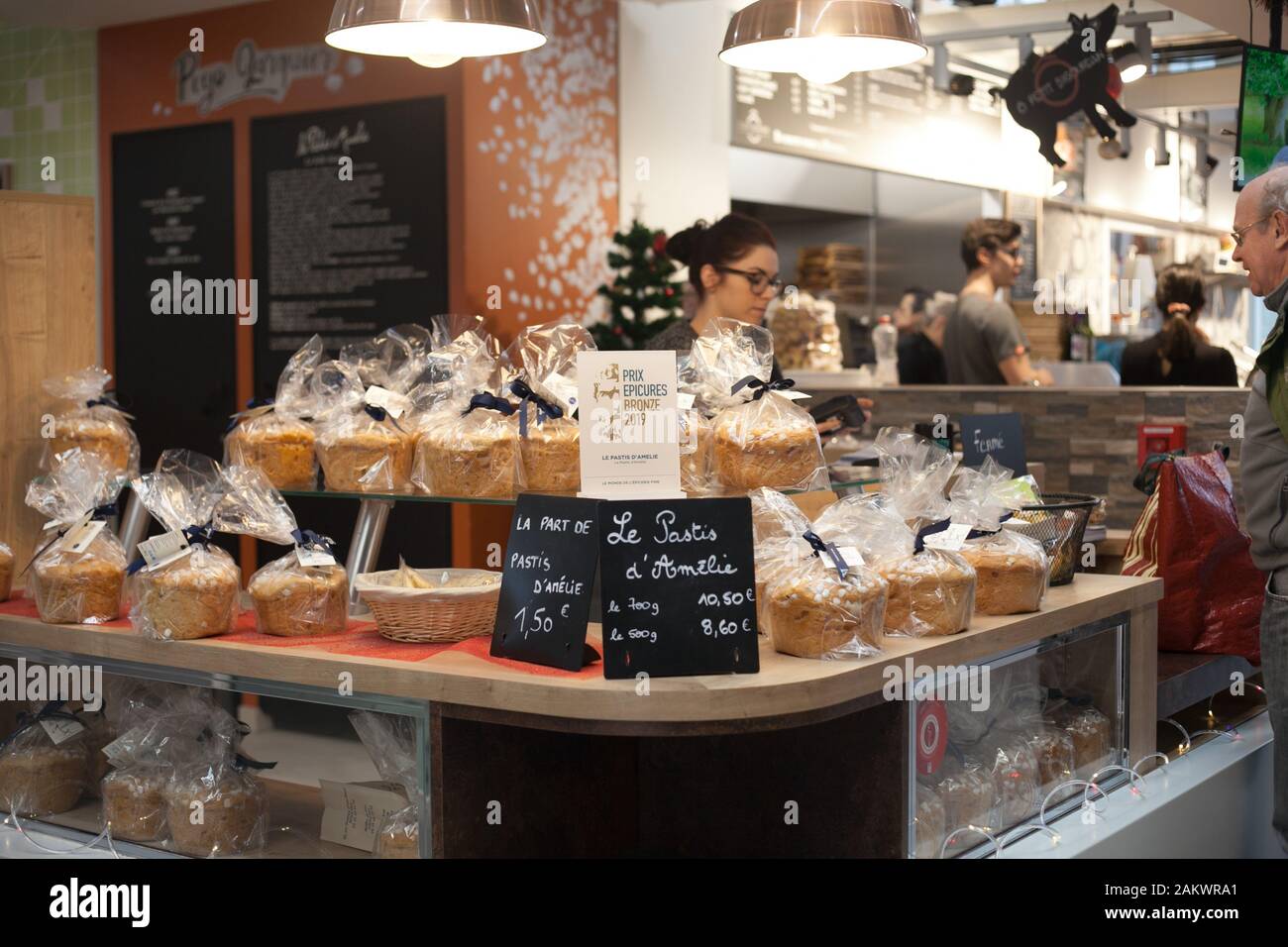 Shop mit hausgemachten Pastis Kuchen in Les Halles de Pau, Indoor-Markt, Pau, Pyrenäen Atlantiques, Nouvelle Aquitanien, Frankreich Stockfoto