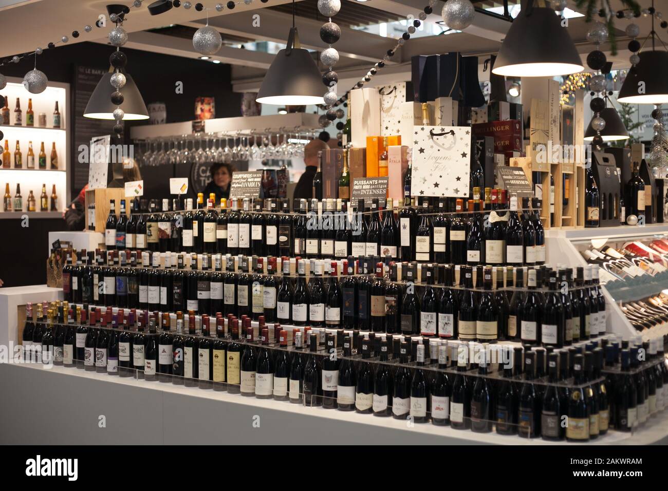 Weinhändler in Les Halles de Pau, Indoor-Markt, Pau, Pyrenäen Atlantiques, Nouvelle Aquitanien, Frankreich Stockfoto