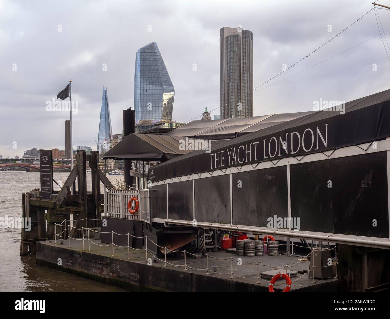 LONDON, Großbritannien - 13. MÄRZ 2019: The Yacht London - Ein restauriertes Boot aus dem Jahr 1920er, das dauerhaft als schwimmendes Restaurant festgemacht ist Stockfoto