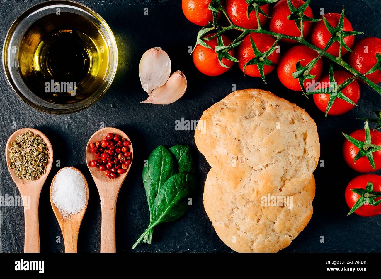 Blick von oben auf die italienische Küche Zutaten: Öl, Brot, frische Tomaten, Mozzarella. Gesunde mediterrane Diät. Stockfoto