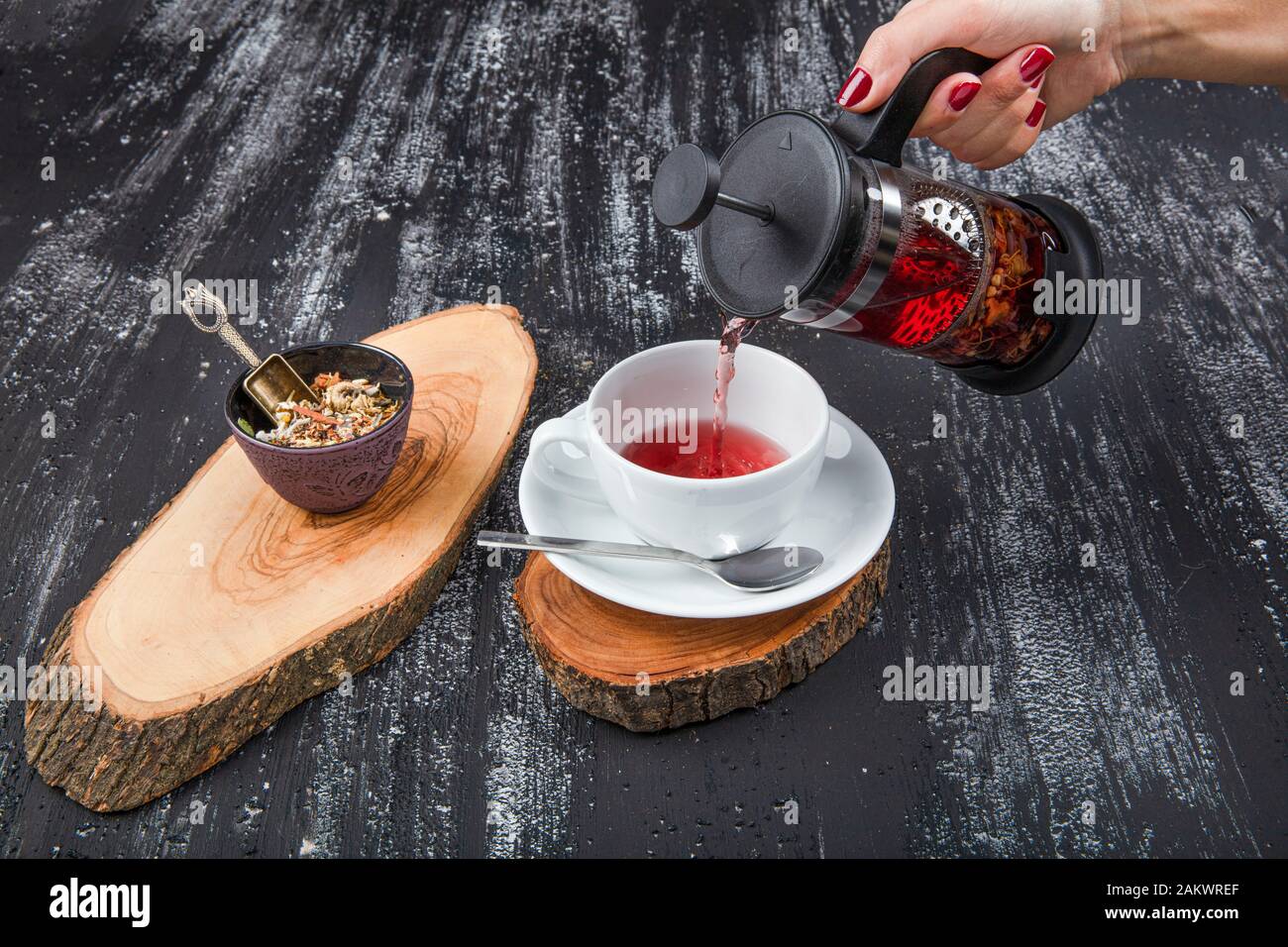 Kräutermischung Tee und gesundes Getränk. Gemischter Wintertee. Auswahl an Kräutertee in einer Glastee- und Tassen. Konzept für gesunde Getränke. Kopierbereich. Stockfoto