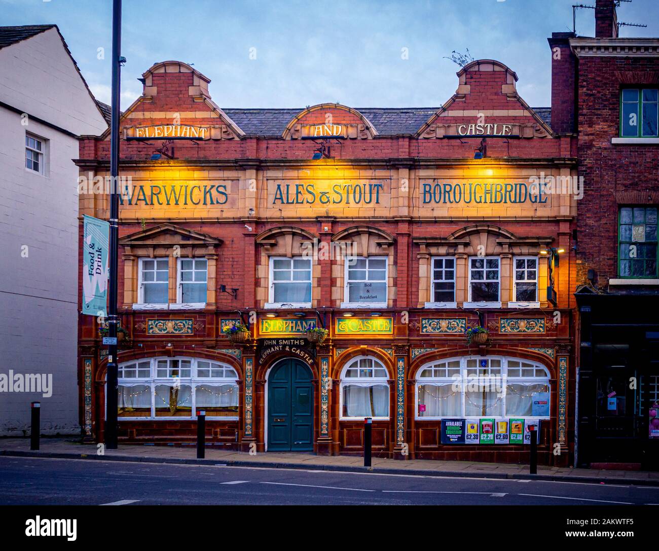 Außenansicht des Elephant und Castle Pub in Westgate, Wakefield. Ein Grad ll denkmalgeschützten Gebäude. Stockfoto