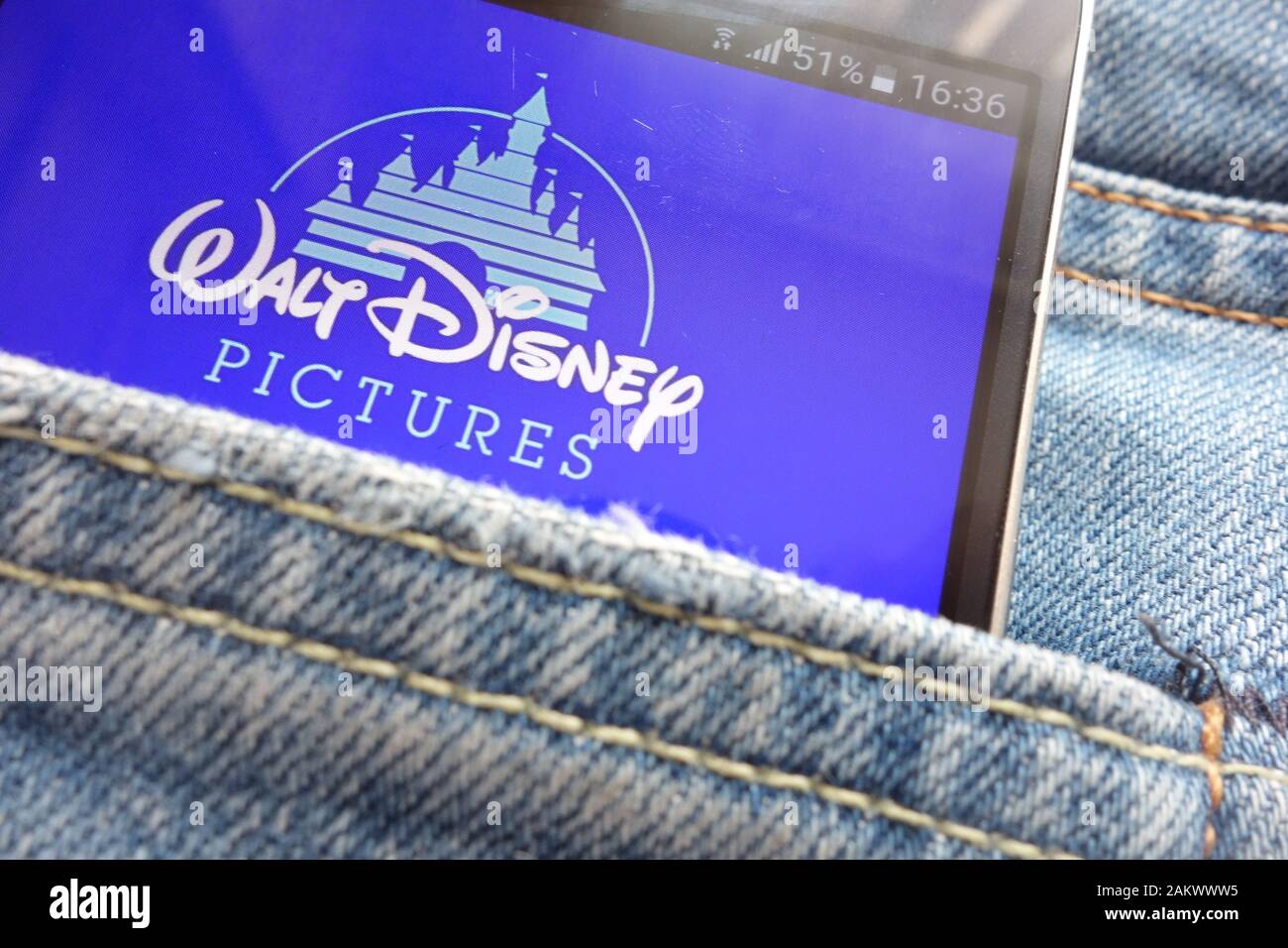 Walt Disney Pictures Logo auf dem Smartphone in Jeans Tasche versteckt Stockfoto