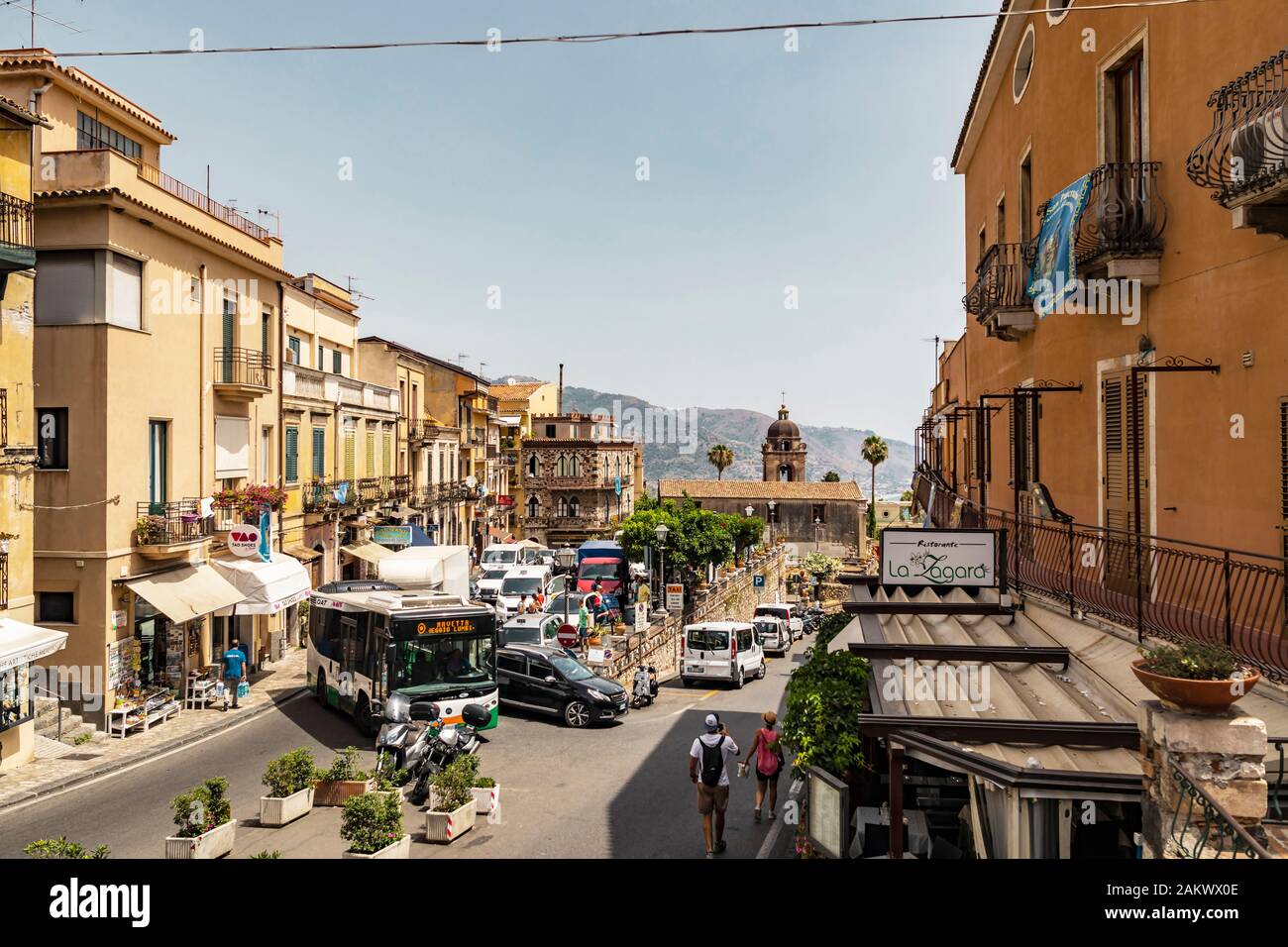 Taormina-Sizilien, Italien - 9. Juli 2019: Stadtbild Blick auf die Altstadt von Taormina mit der Kirche Sankt Pancras im Hintergrund Stockfoto