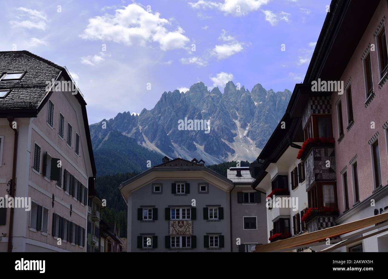 Vom zentralen Platz der Stadt San Candido aus haben Sie einen Blick auf die Baranci-Gruppe Stockfoto