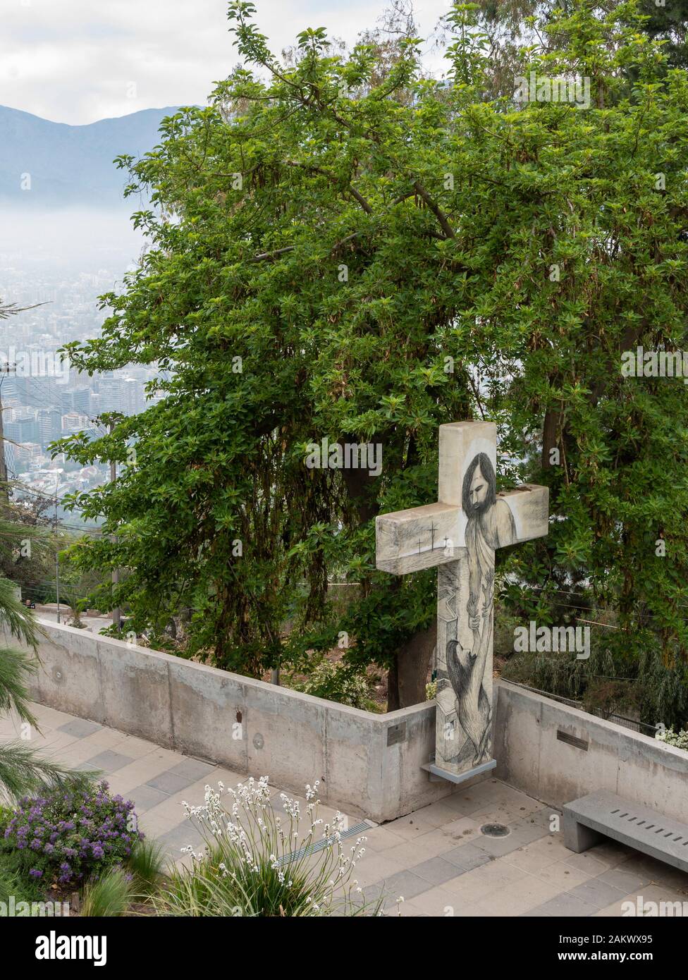 Kruzifix auf dem Camino de Las Siete palabras (Weg der sieben Worte) Cerro San Cristobal, Santiago, Chile. Stockfoto