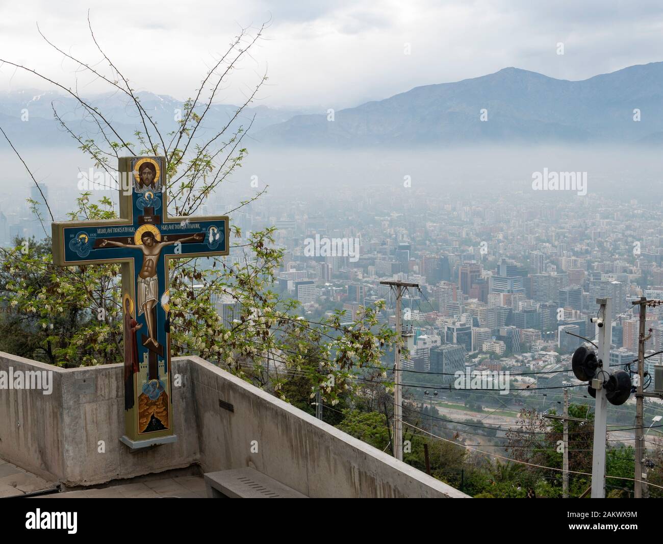 Kruzifix auf dem Camino de Las Siete palabras (Weg der sieben Worte) Cerro San Cristobal, Santiago, Chile. Stockfoto