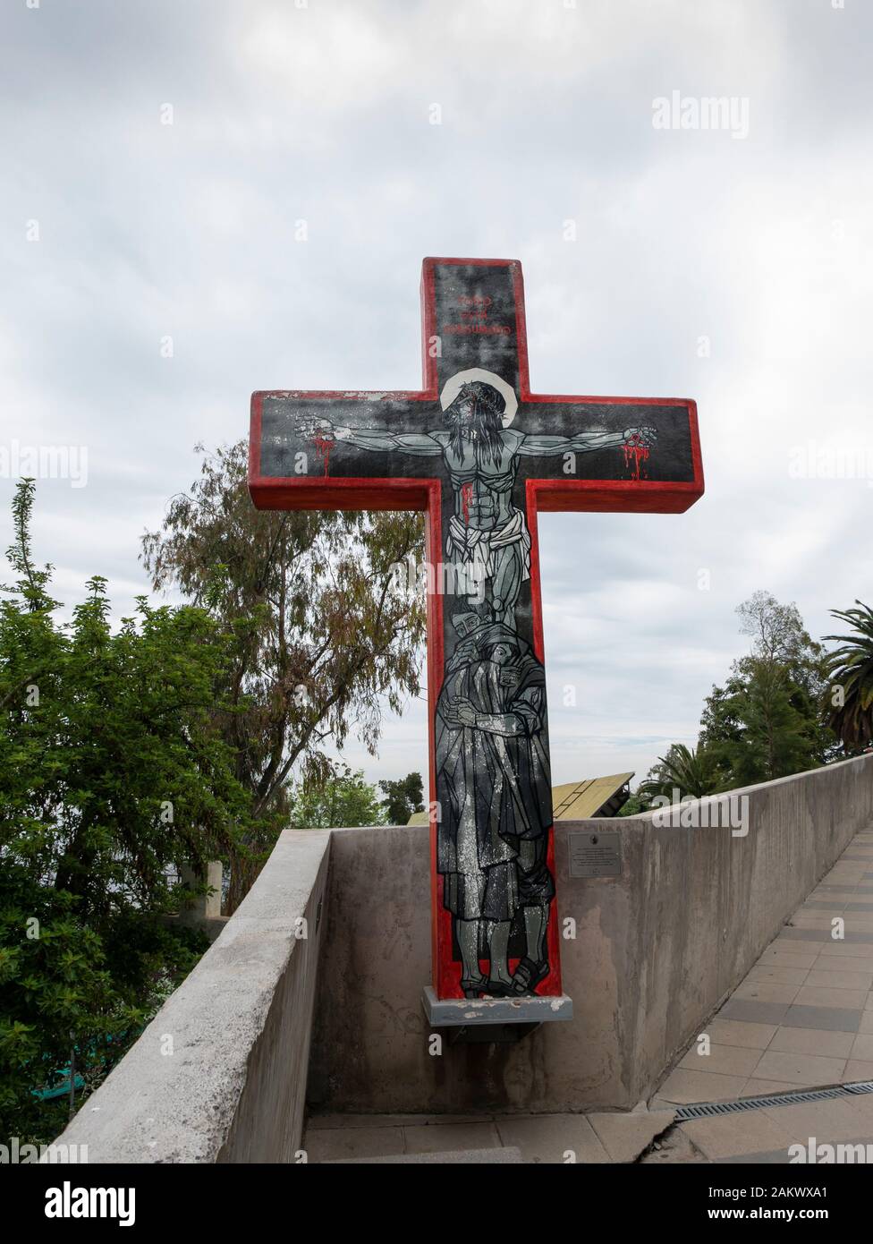 Kruzifix auf dem Camino de Las Siete palabras (Weg der sieben Worte) Cerro San Cristobal, Santiago, Chile. Stockfoto