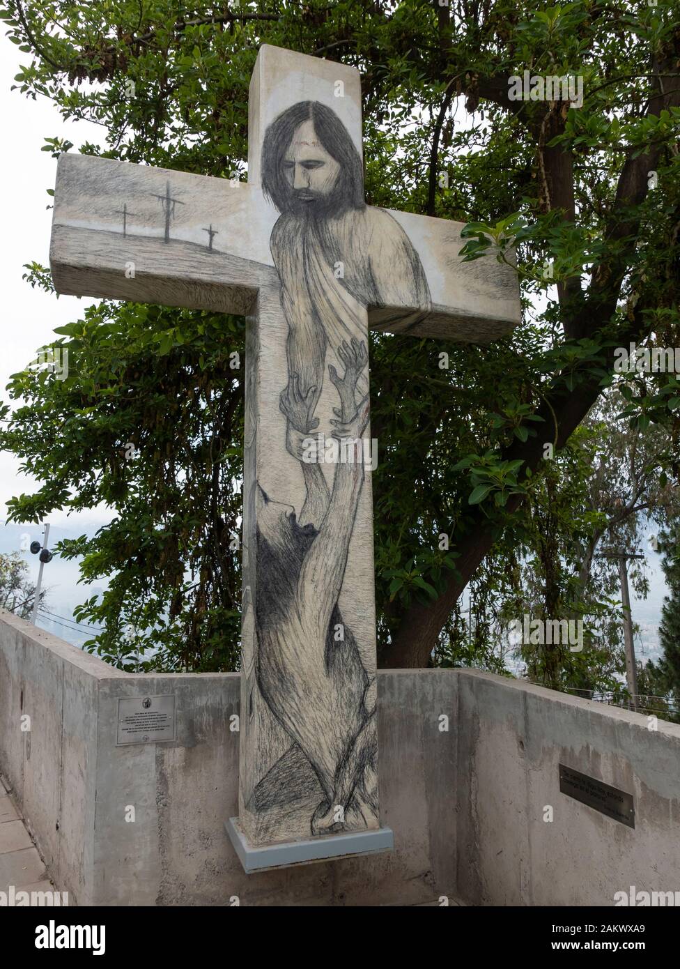 Kruzifix auf dem Camino de Las Siete palabras (Weg der sieben Worte) Cerro San Cristobal, Santiago, Chile. Stockfoto