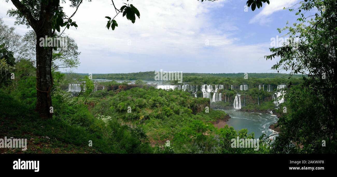 Blick auf die Iguazu Falls (Iguacu Falls) in Argentinien von der brasilianischen Seite der Fälle gesehen. Iguacu Wasserfälle, Brasilien. Stockfoto